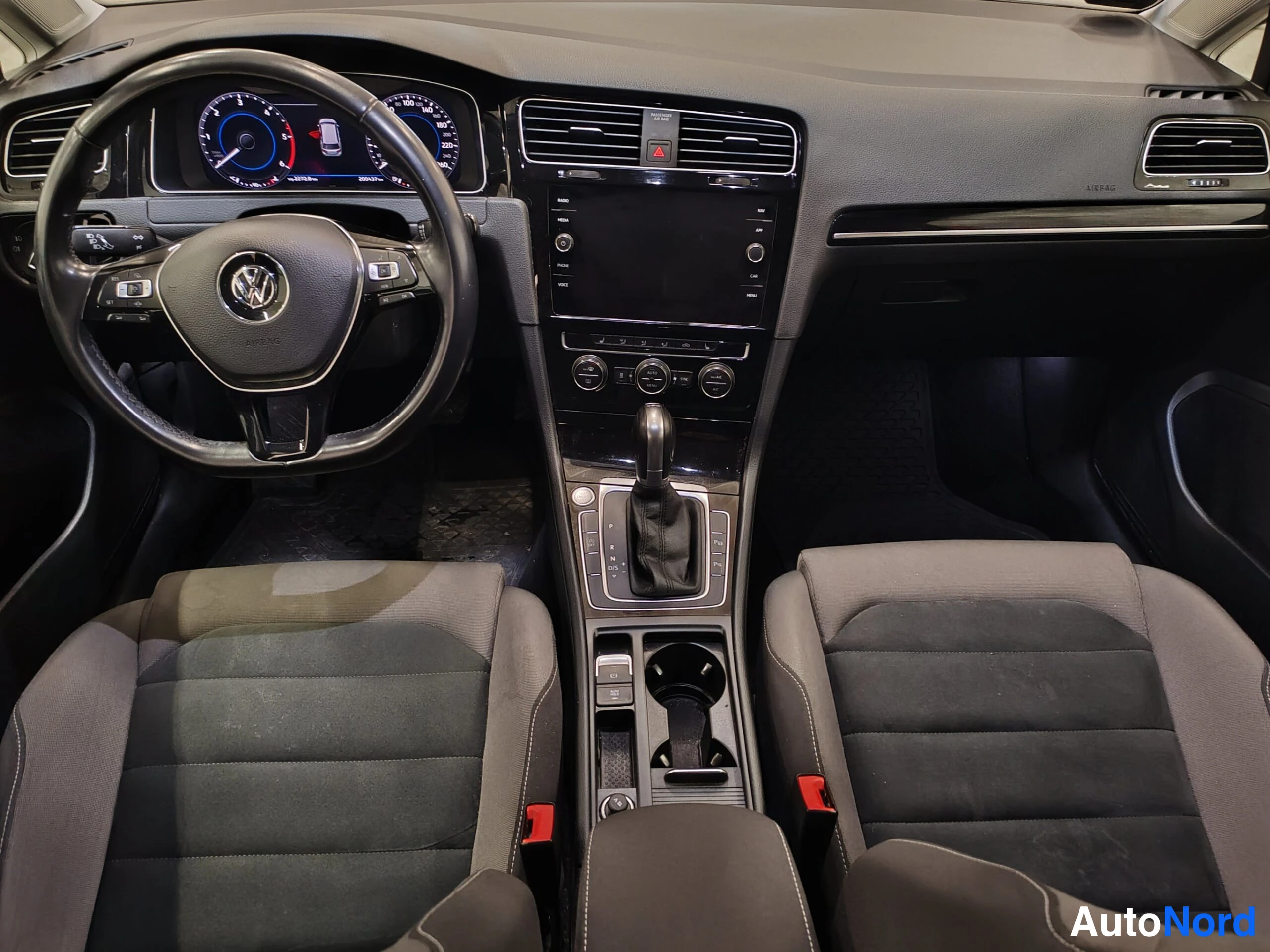 Harmaa Volkswagen Golf 2019, ohjaamo, kuva 15