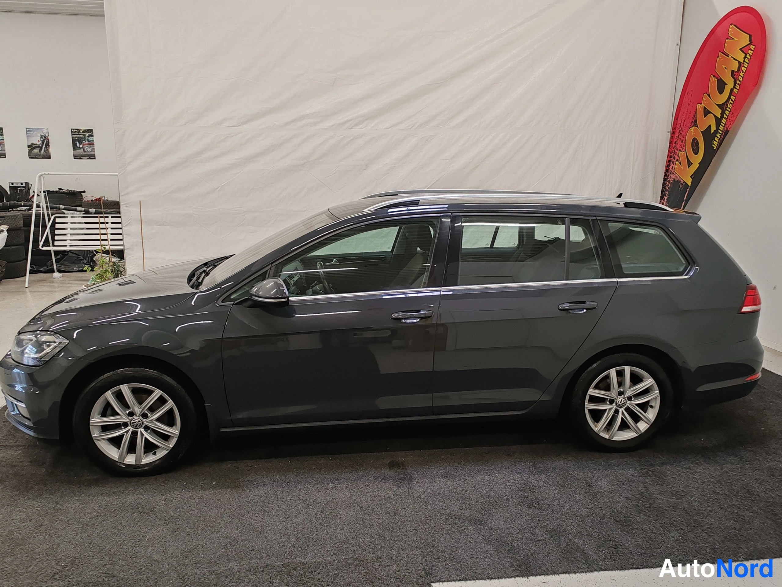 Harmaa Volkswagen Golf 2019, etuviisto, keula vasemmalle, kuva 3