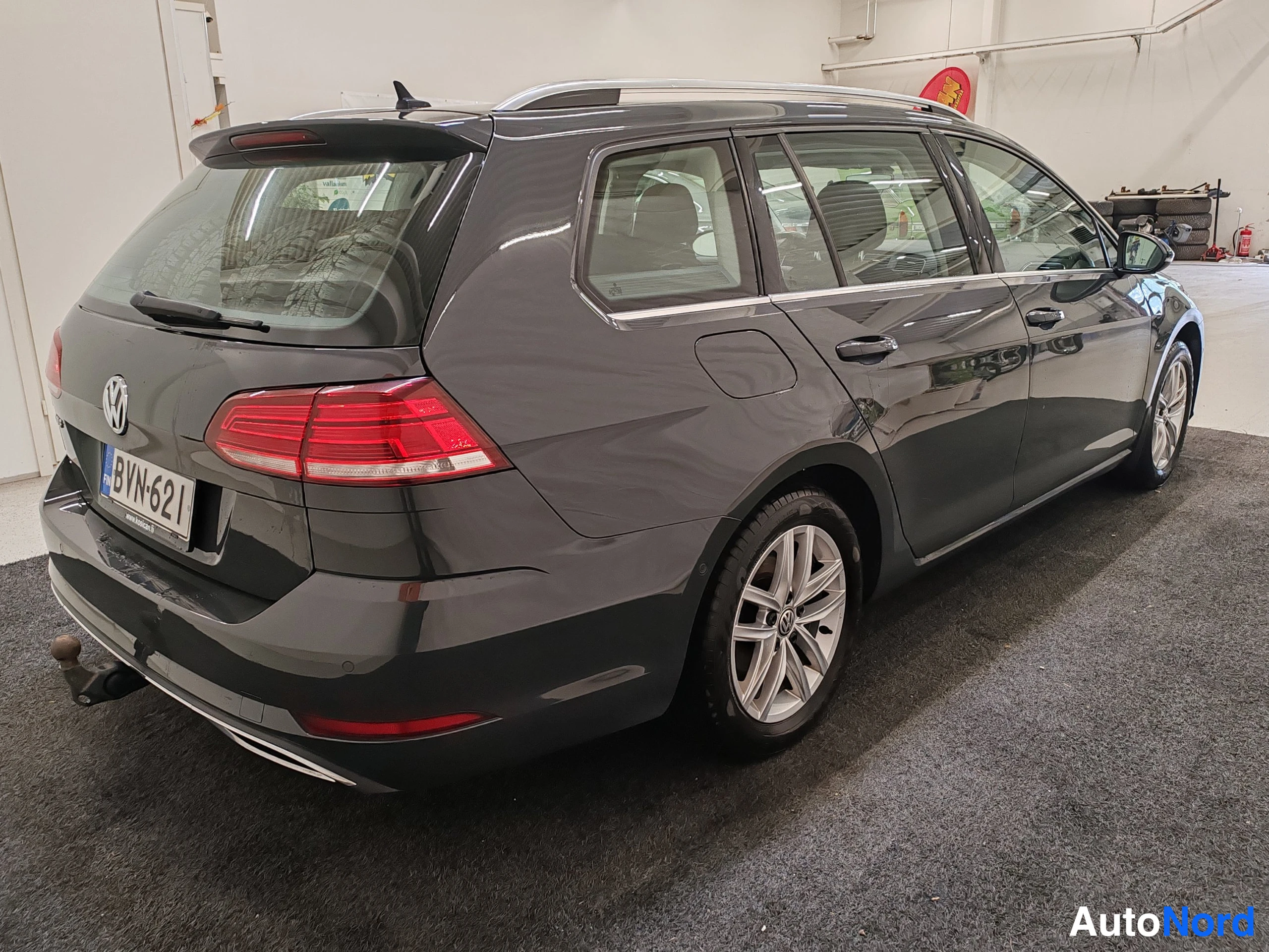 Harmaa Volkswagen Golf 2019, takaviisto, kuva 11