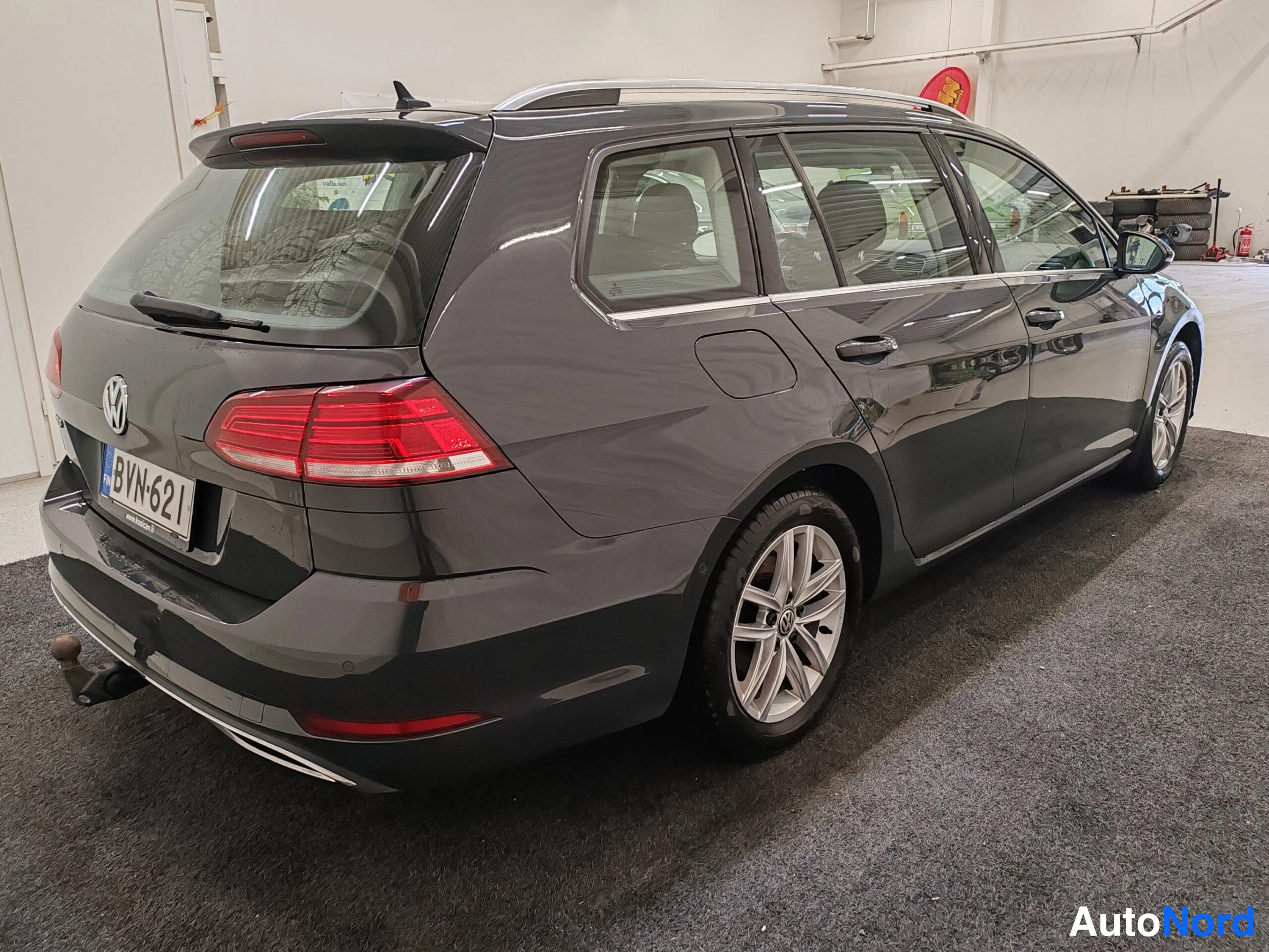 Harmaa Volkswagen Golf 2019, takaviisto, kuva 9