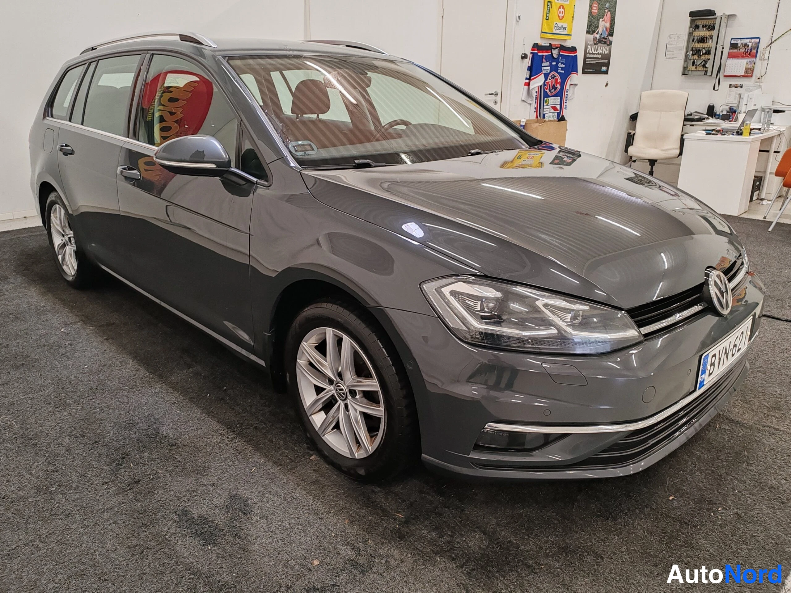 Harmaa Volkswagen Golf 2019, etuviisto, keula oikealle, kuva 4