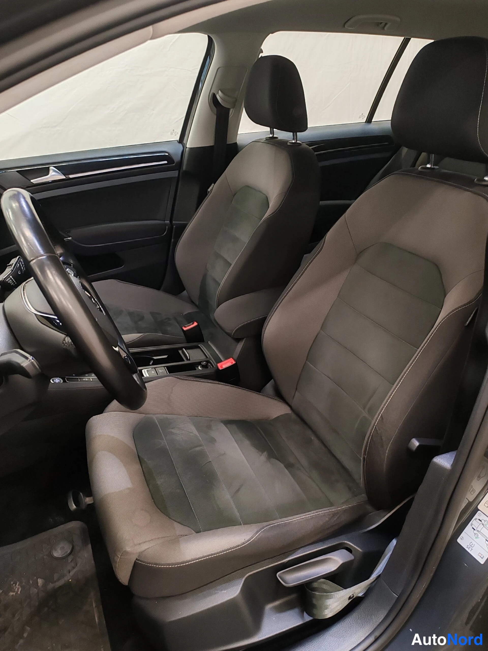 Harmaa Volkswagen Golf 2019, etuistuimet, kuva 18