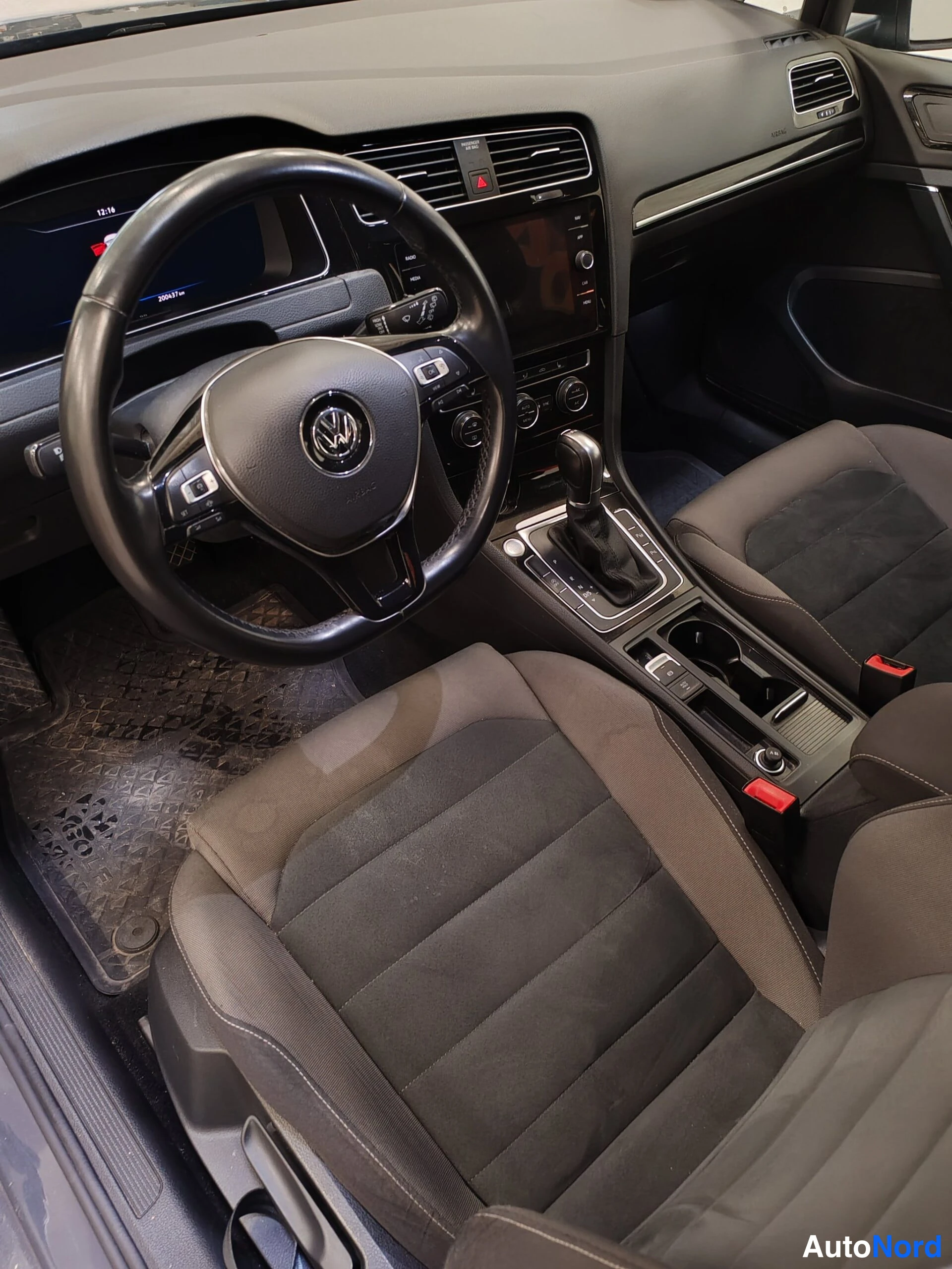 Harmaa Volkswagen Golf 2019, etuistuimet, kuva 19