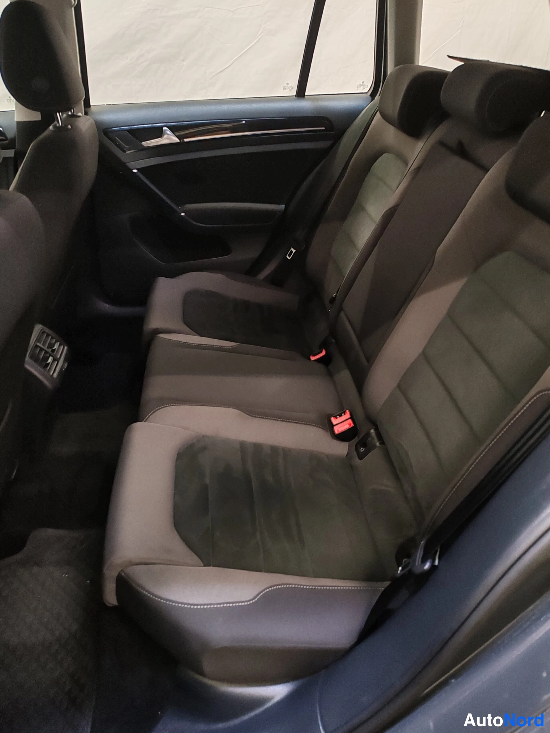 Harmaa Volkswagen Golf 2019, takaistuimet, kuva 21