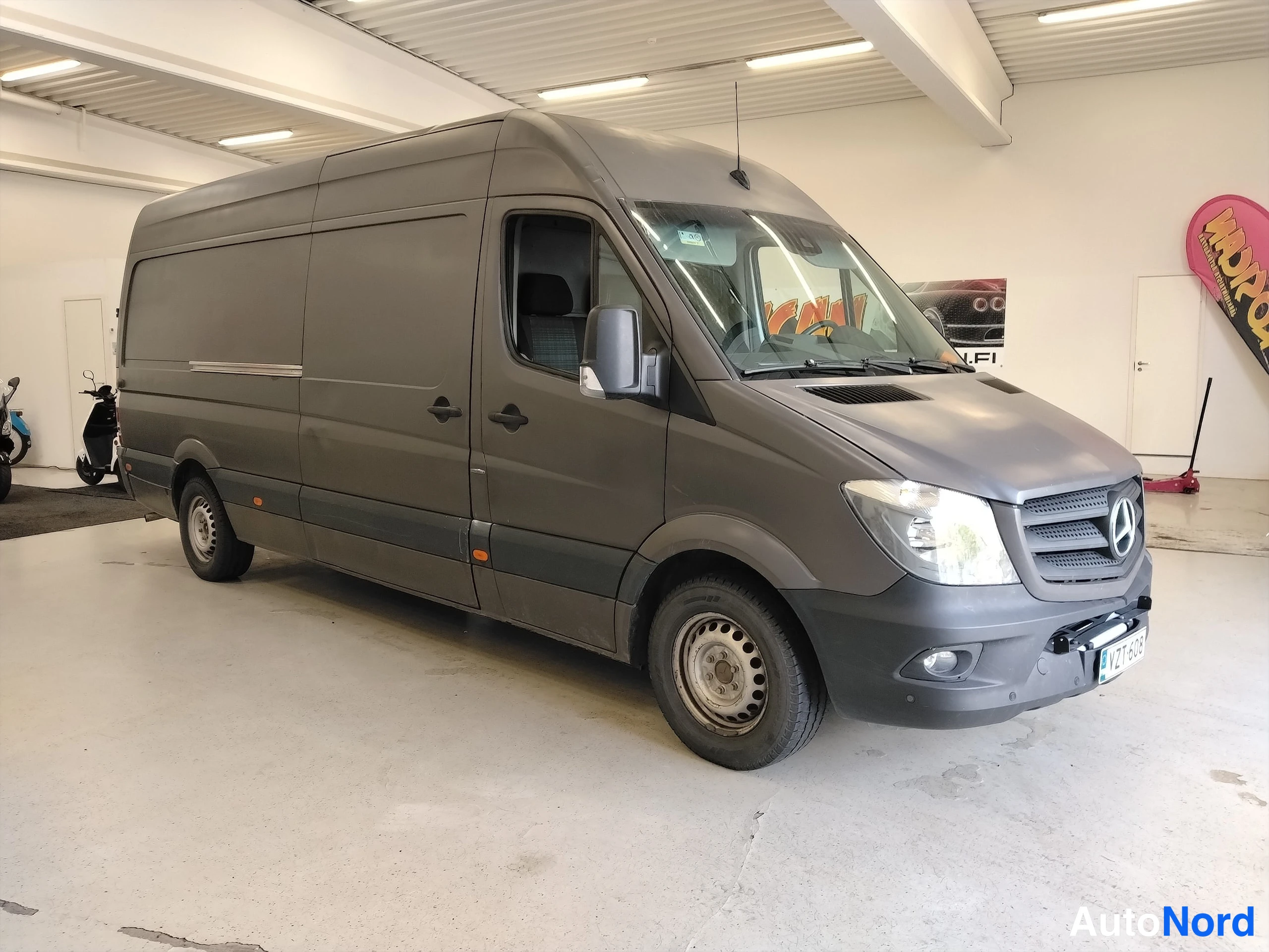 Ruskea Mercedes-Benz Sprinter 2016, etuviisto, keula oikealle, kuva 4