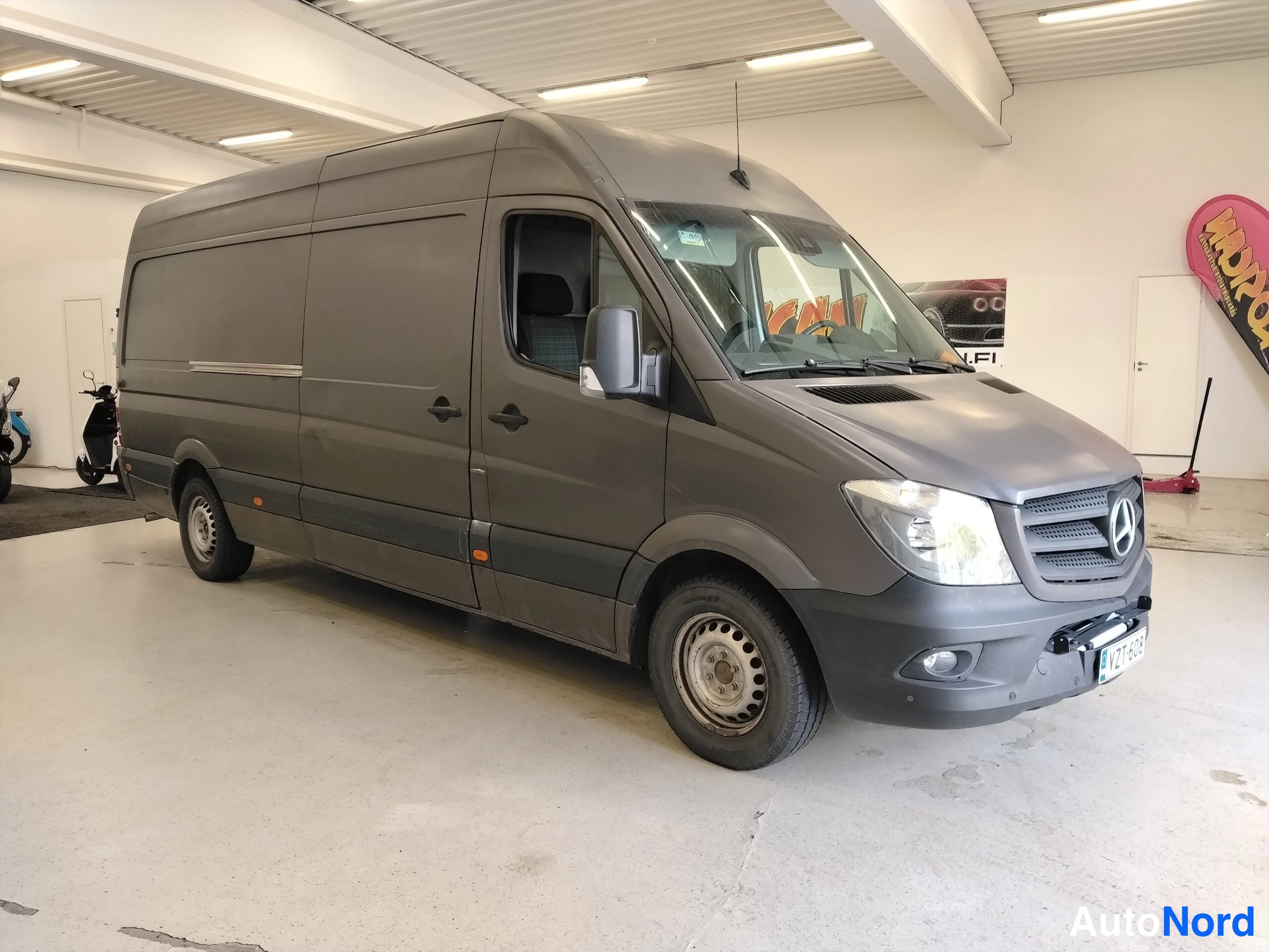 Ruskea Mercedes-Benz Sprinter 2016, etuviisto, keula oikealle, kuva 3