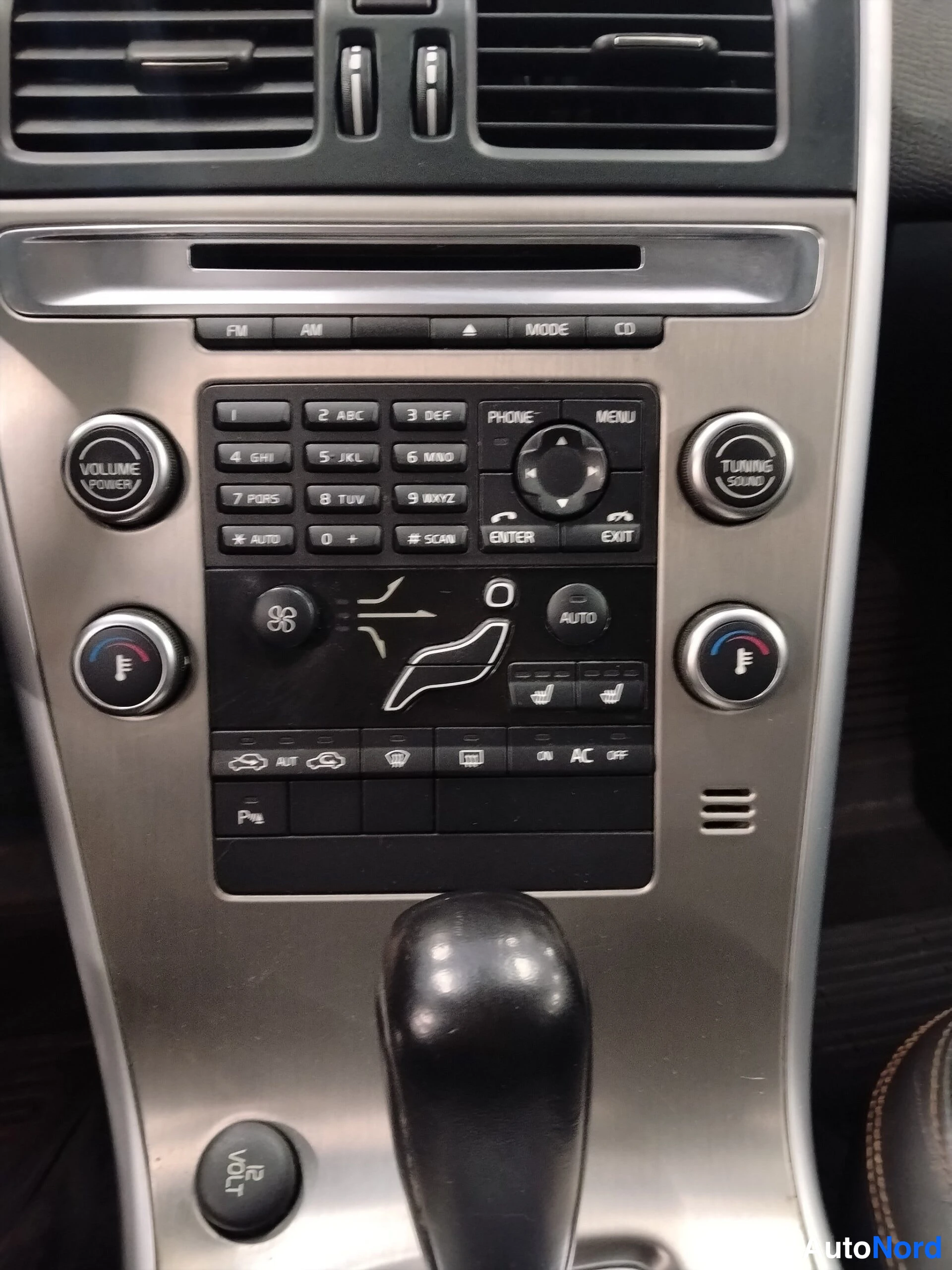 Sininen Volvo XC60 2010, ohjaamo, kuva 16