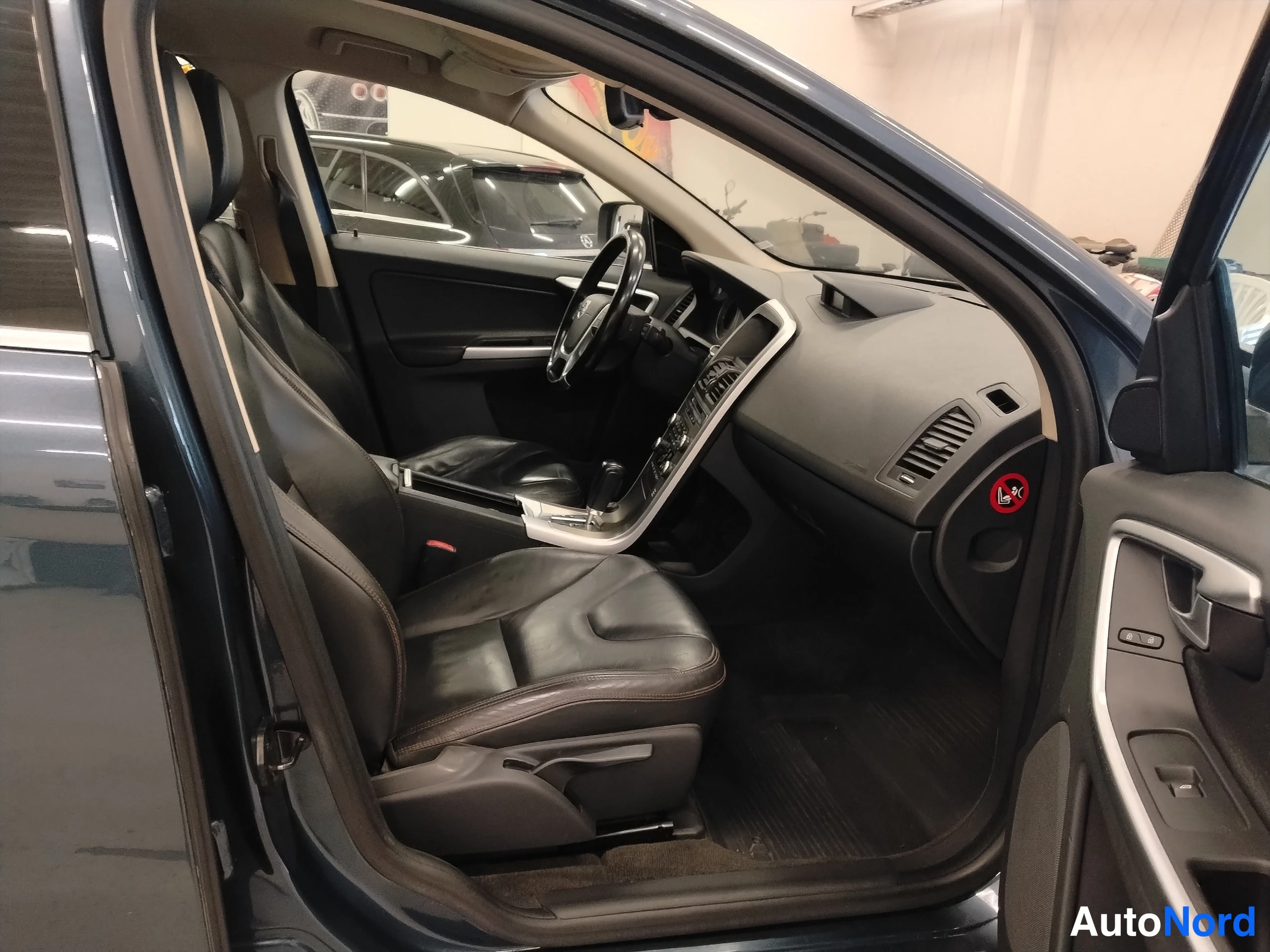 Sininen Volvo XC60 2010, etuistuimet, kuva 18
