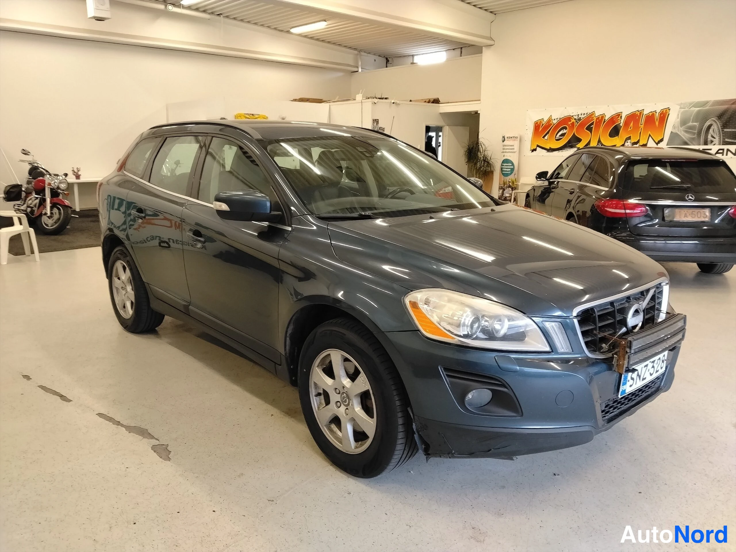Sininen Volvo XC60 2010, etuviisto, keula oikealle, kuva 3