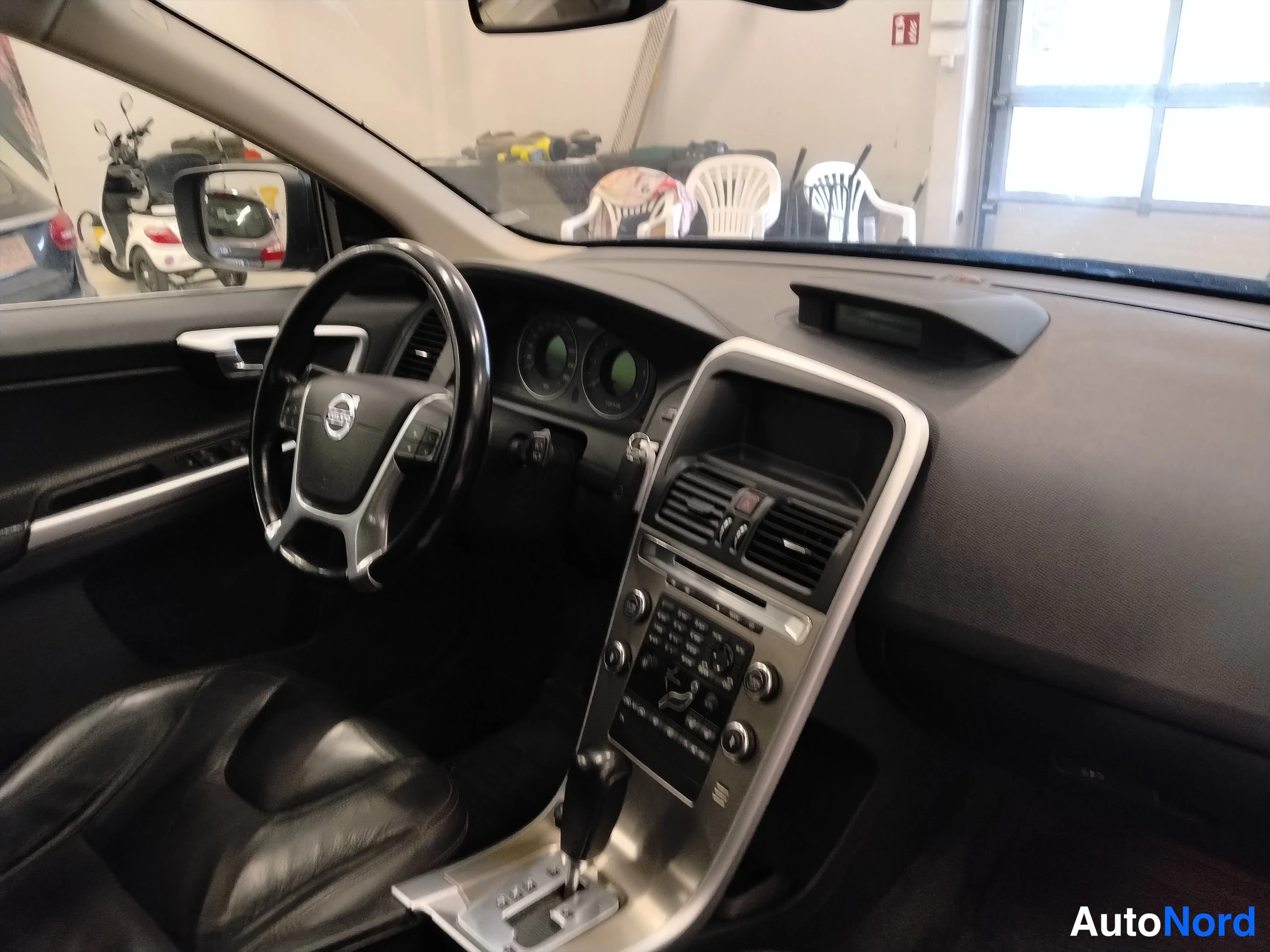 Sininen Volvo XC60 2010, ohjaamo, kuva 17