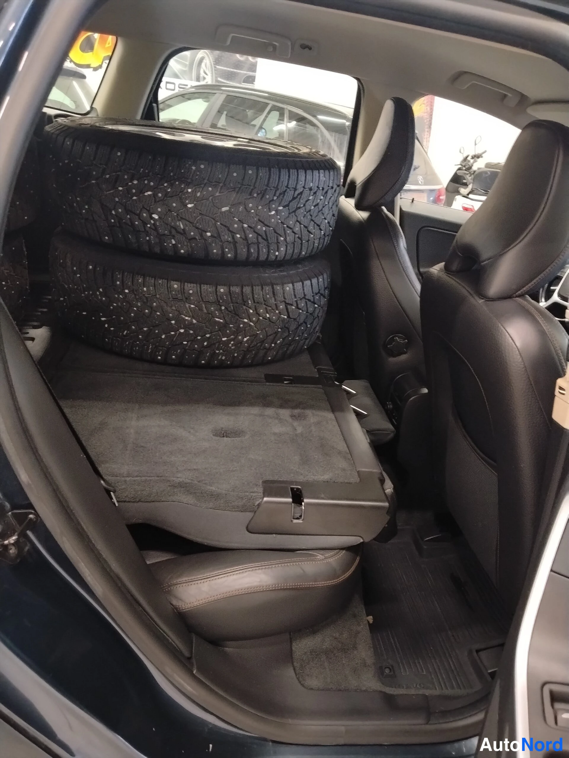 Sininen Volvo XC60 2010, tavaratila, kuva 19