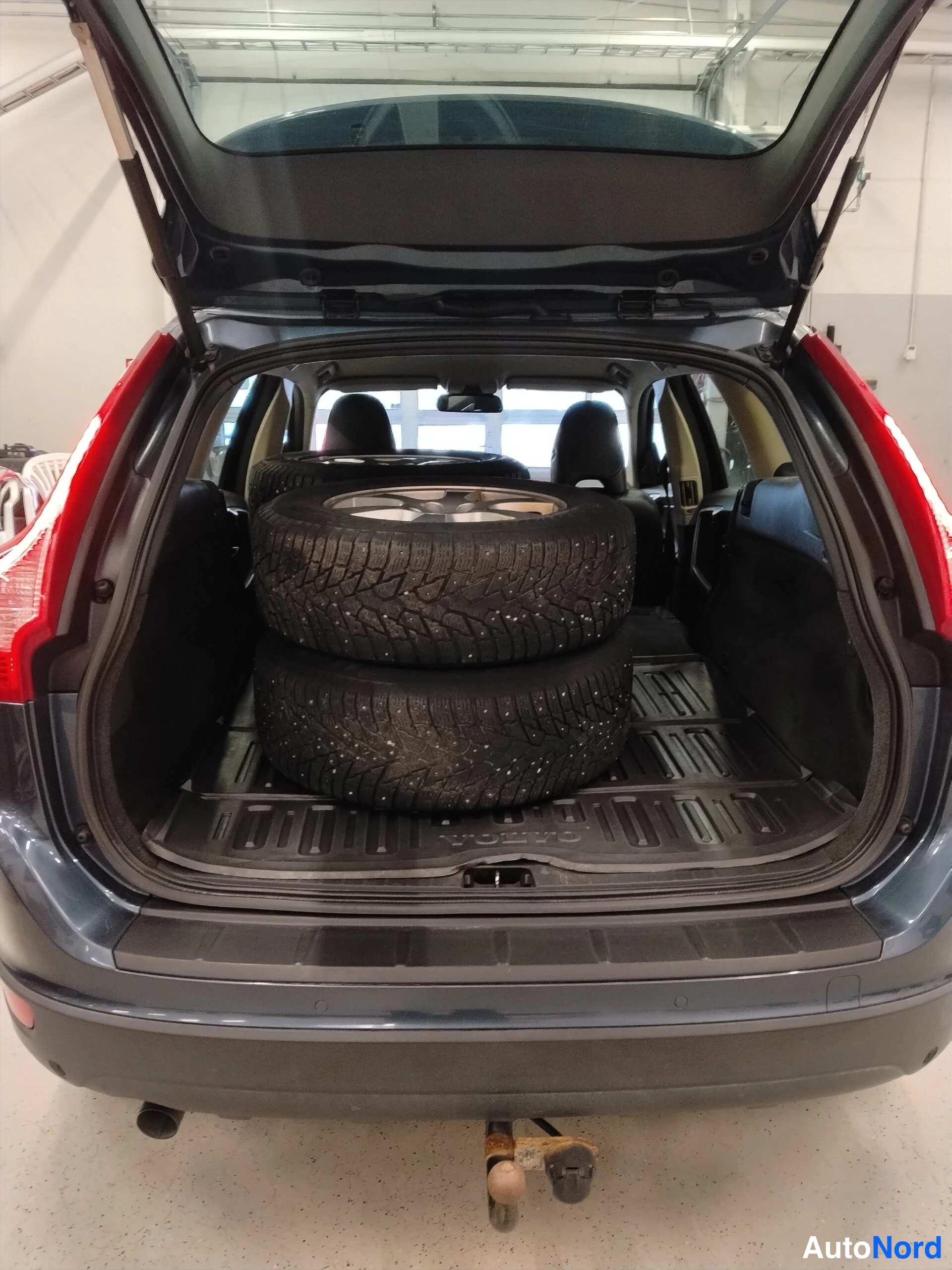 Sininen Volvo XC60 2010, takaa, kuva 13