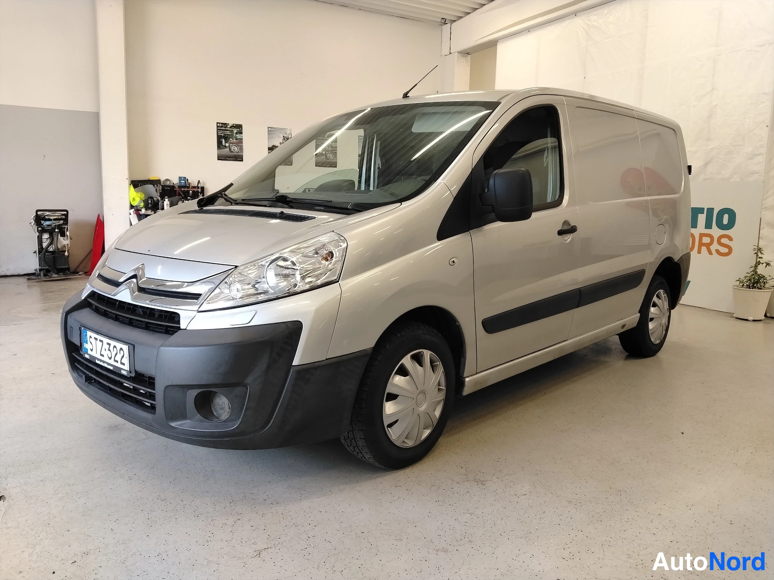 Valkoinen Citroen Jumpy 2014, etuviisto, keula vasemmalle, kuva 2