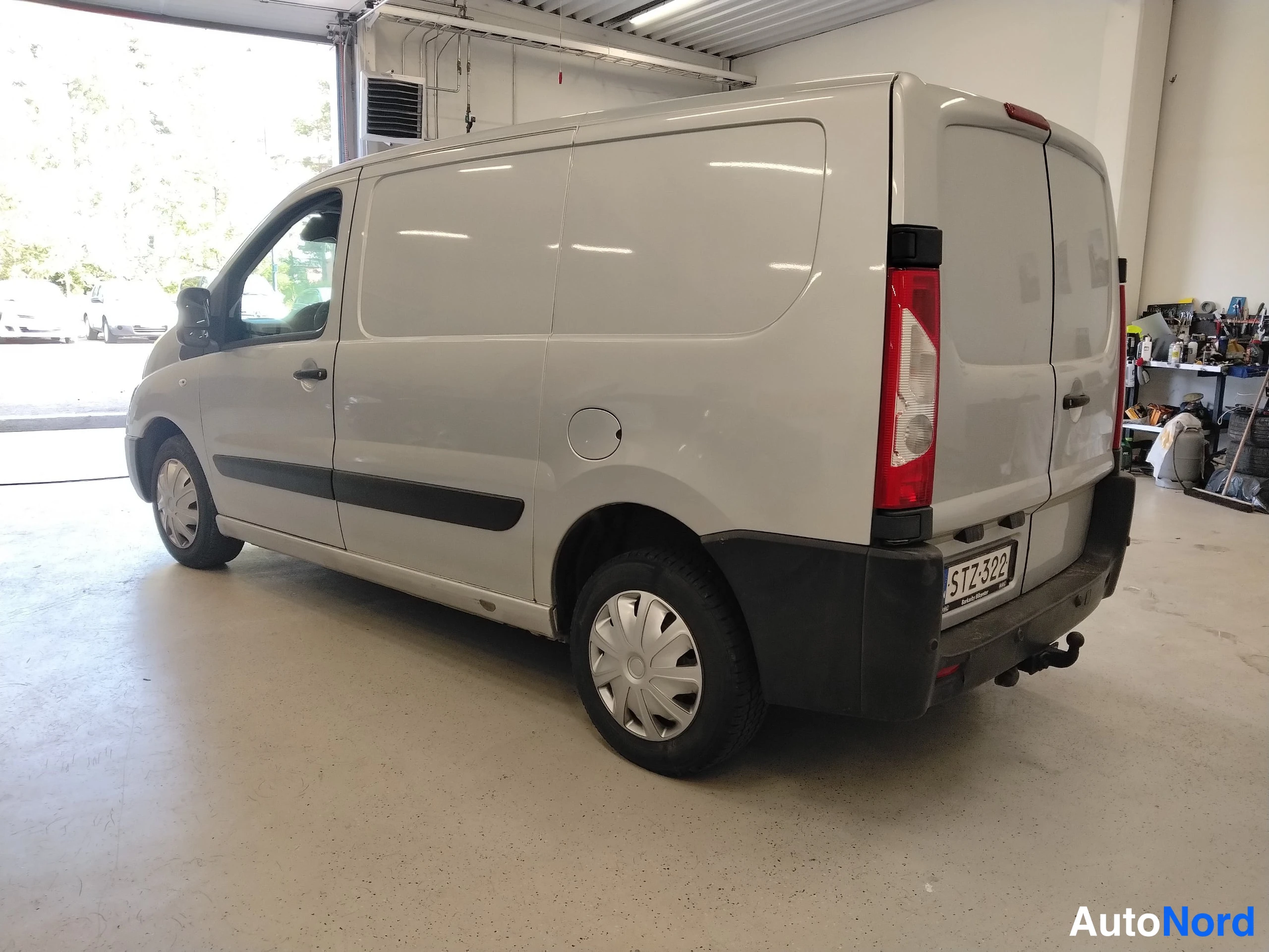Valkoinen Citroen Jumpy 2014, takaviisto, kuva 9