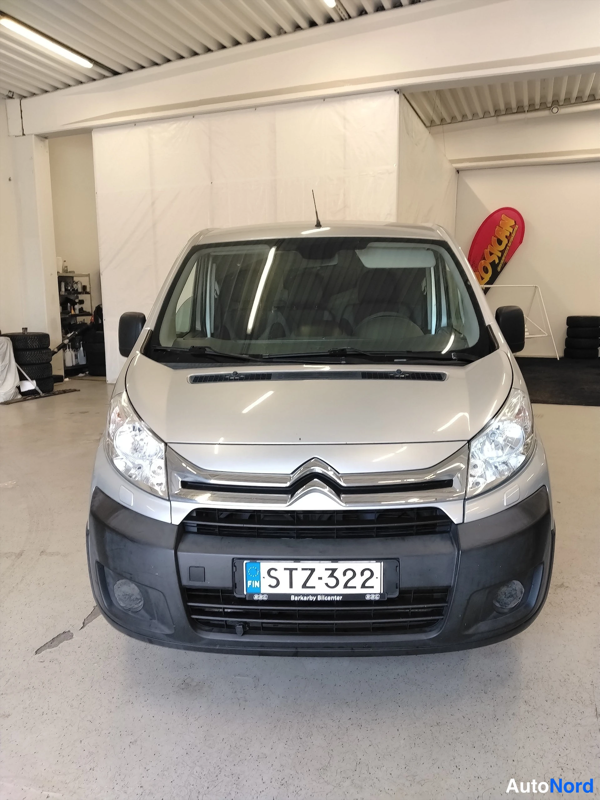 Valkoinen Citroen Jumpy 2014, edestä, kuva 6