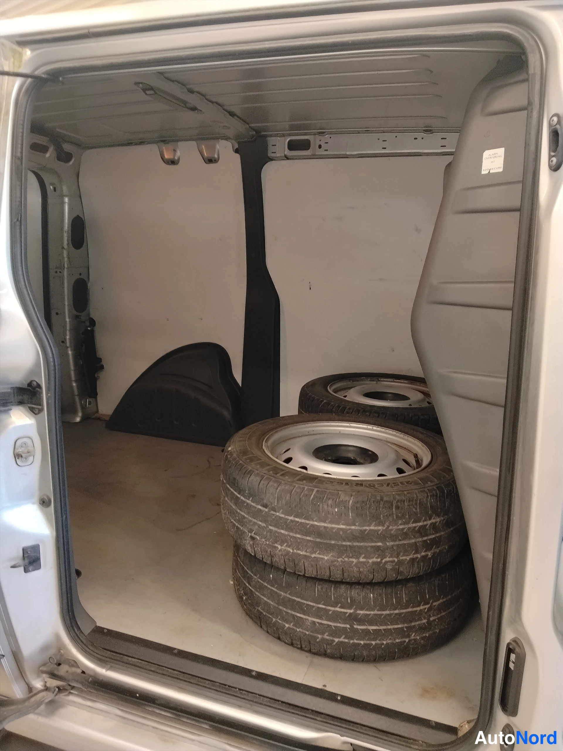 Valkoinen Citroen Jumpy 2014, tavaratila, kuva 18