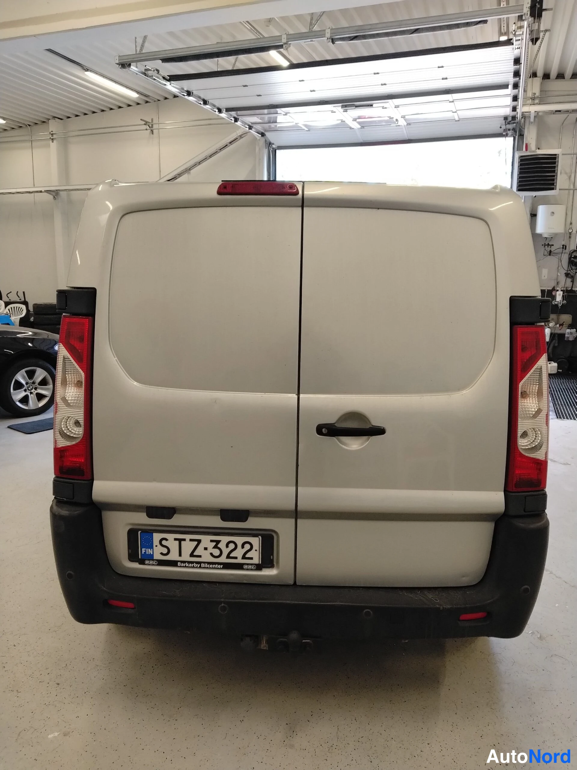 Valkoinen Citroen Jumpy 2014, takaa, kuva 11