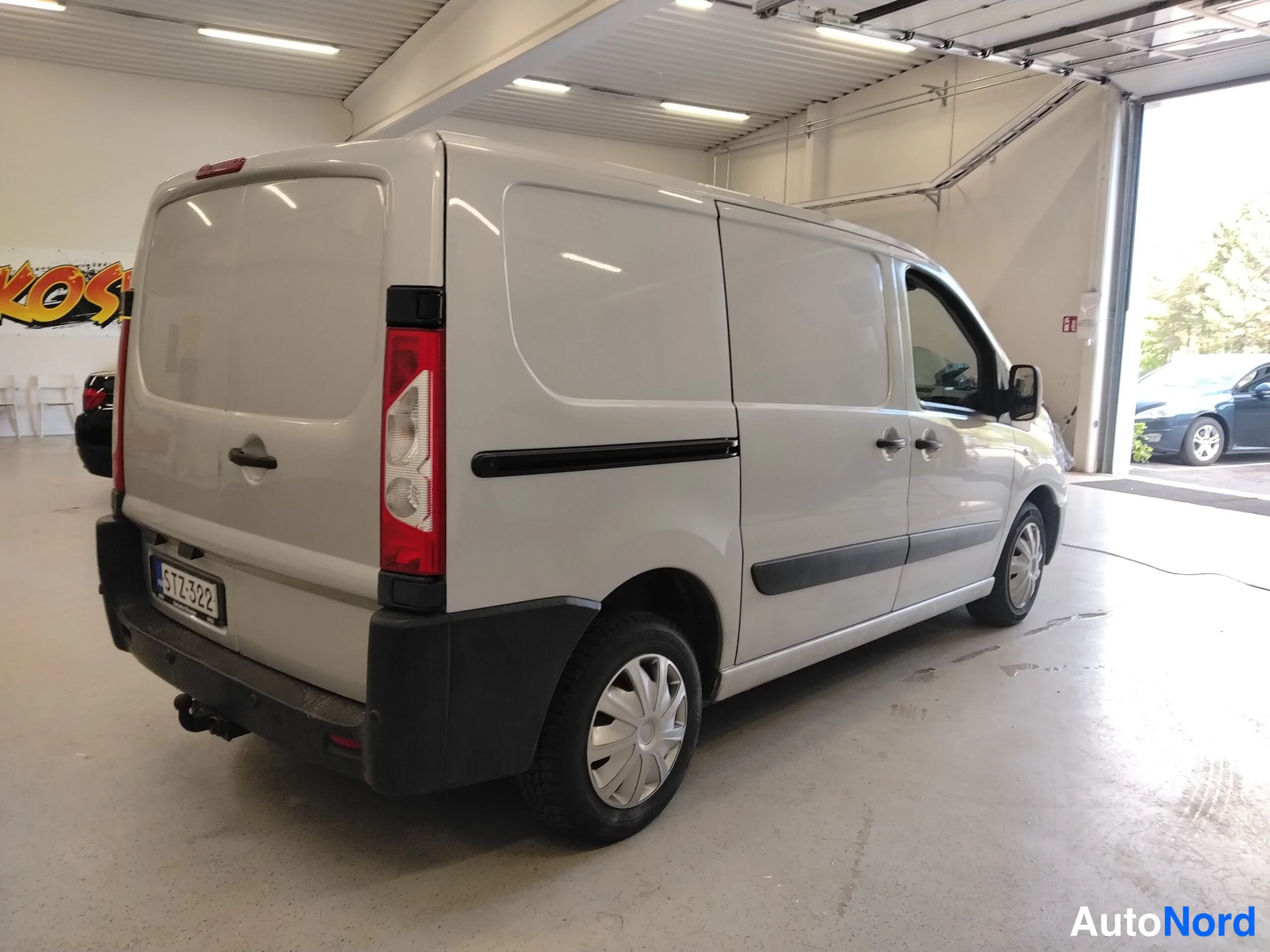 Valkoinen Citroen Jumpy 2014, takaviisto, kuva 8