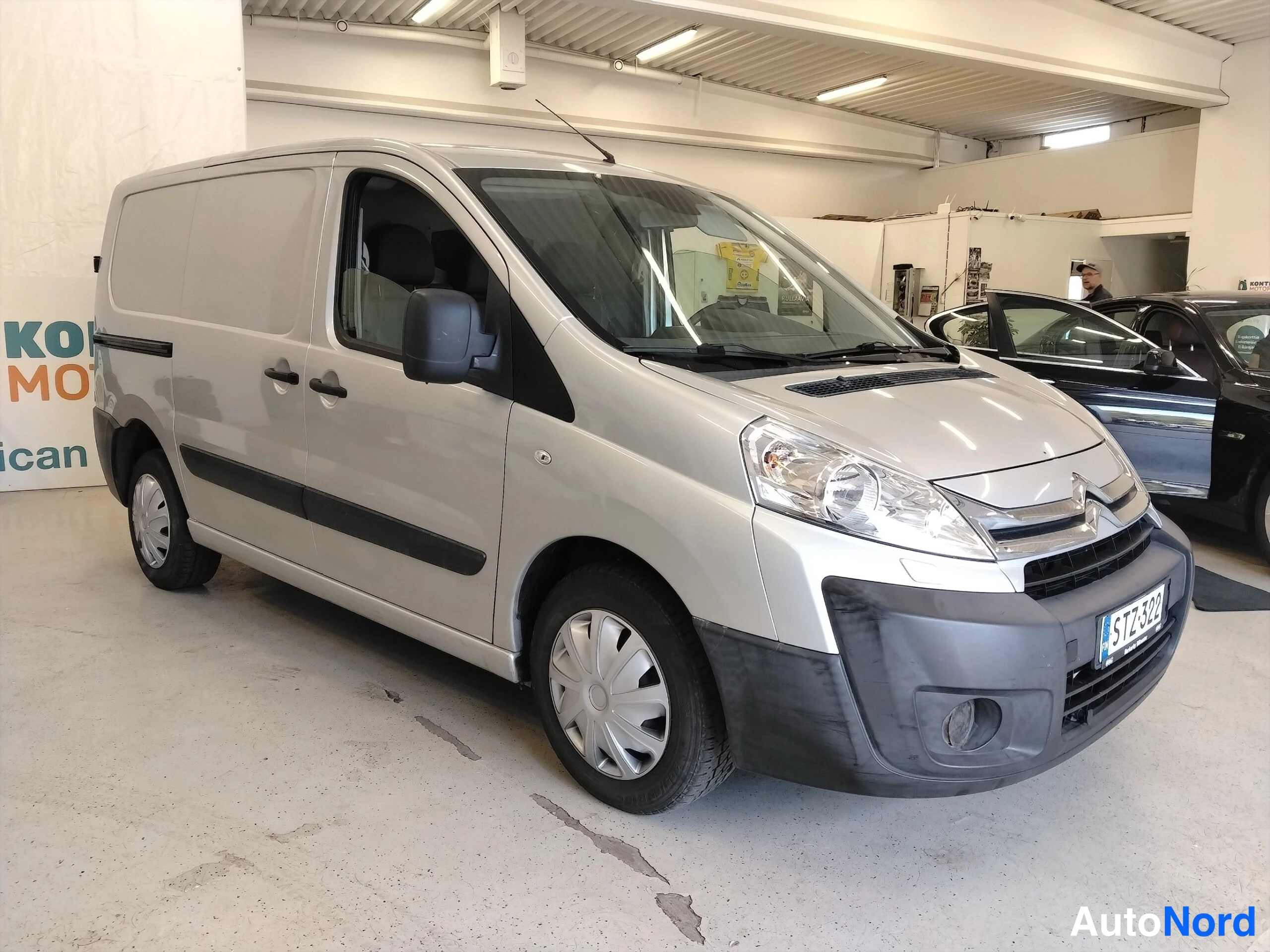 Valkoinen Citroen Jumpy 2014, etuviisto, keula oikealle, kuva 3
