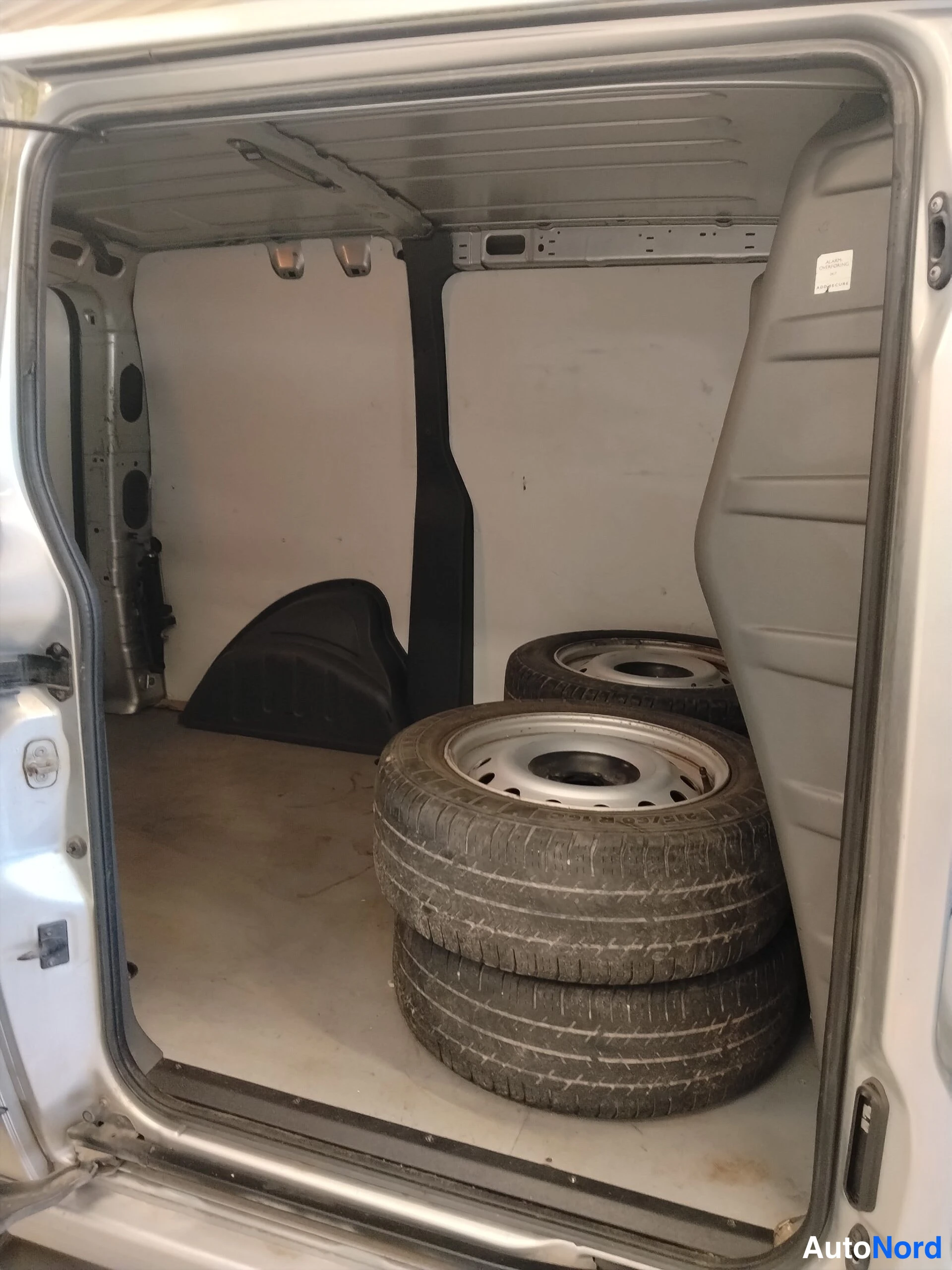 Valkoinen Citroen Jumpy 2014, tavaratila, kuva 17