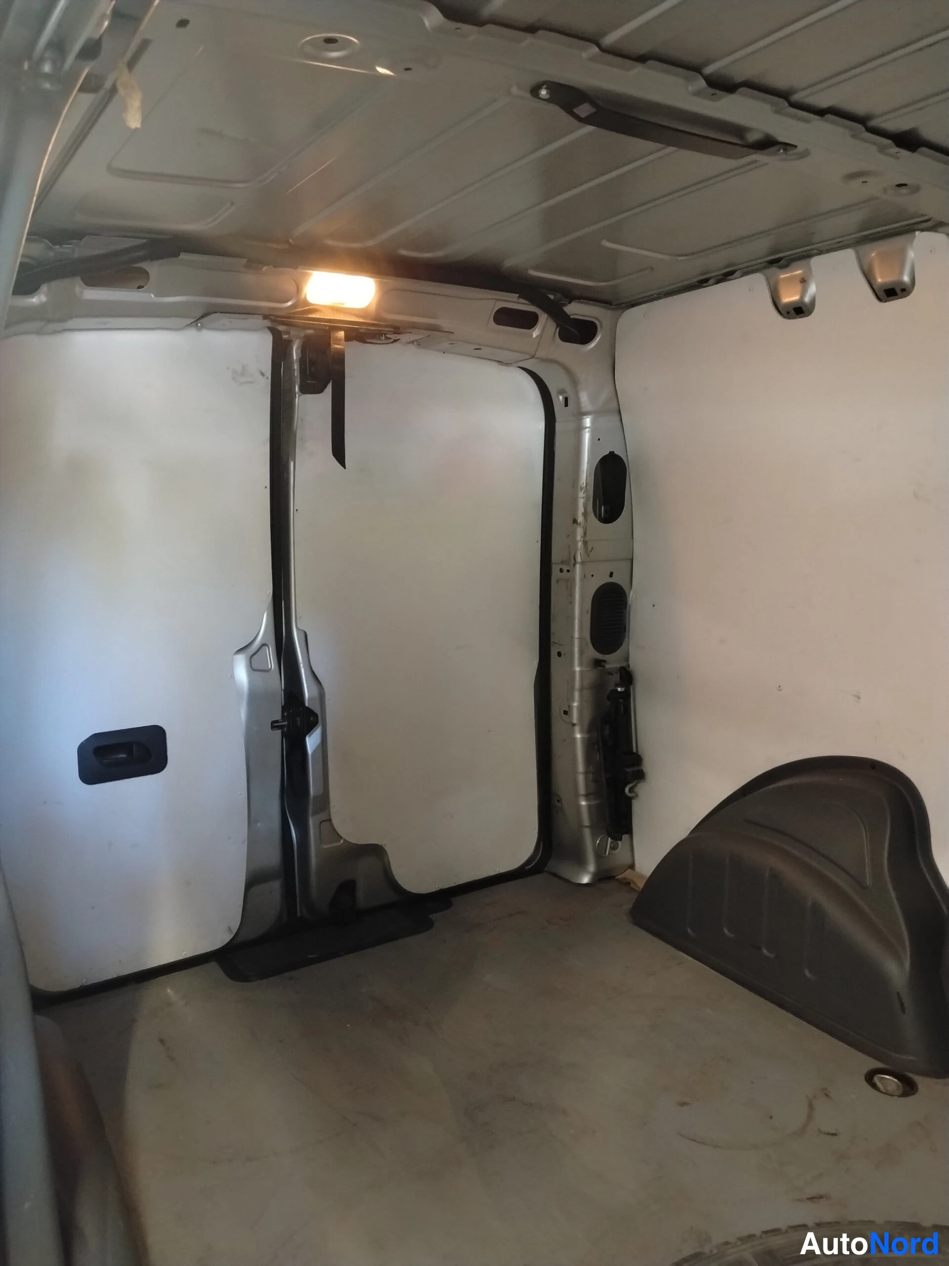 Valkoinen Citroen Jumpy 2014, tavaratila, kuva 20