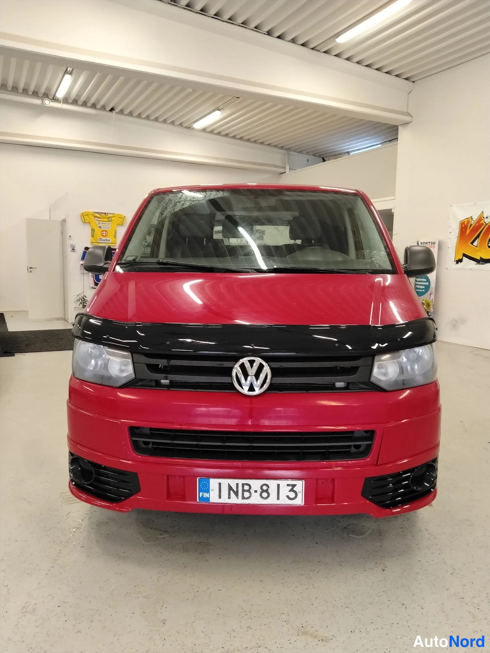 Punainen Volkswagen Transporter 2015, edestä, kuva 6