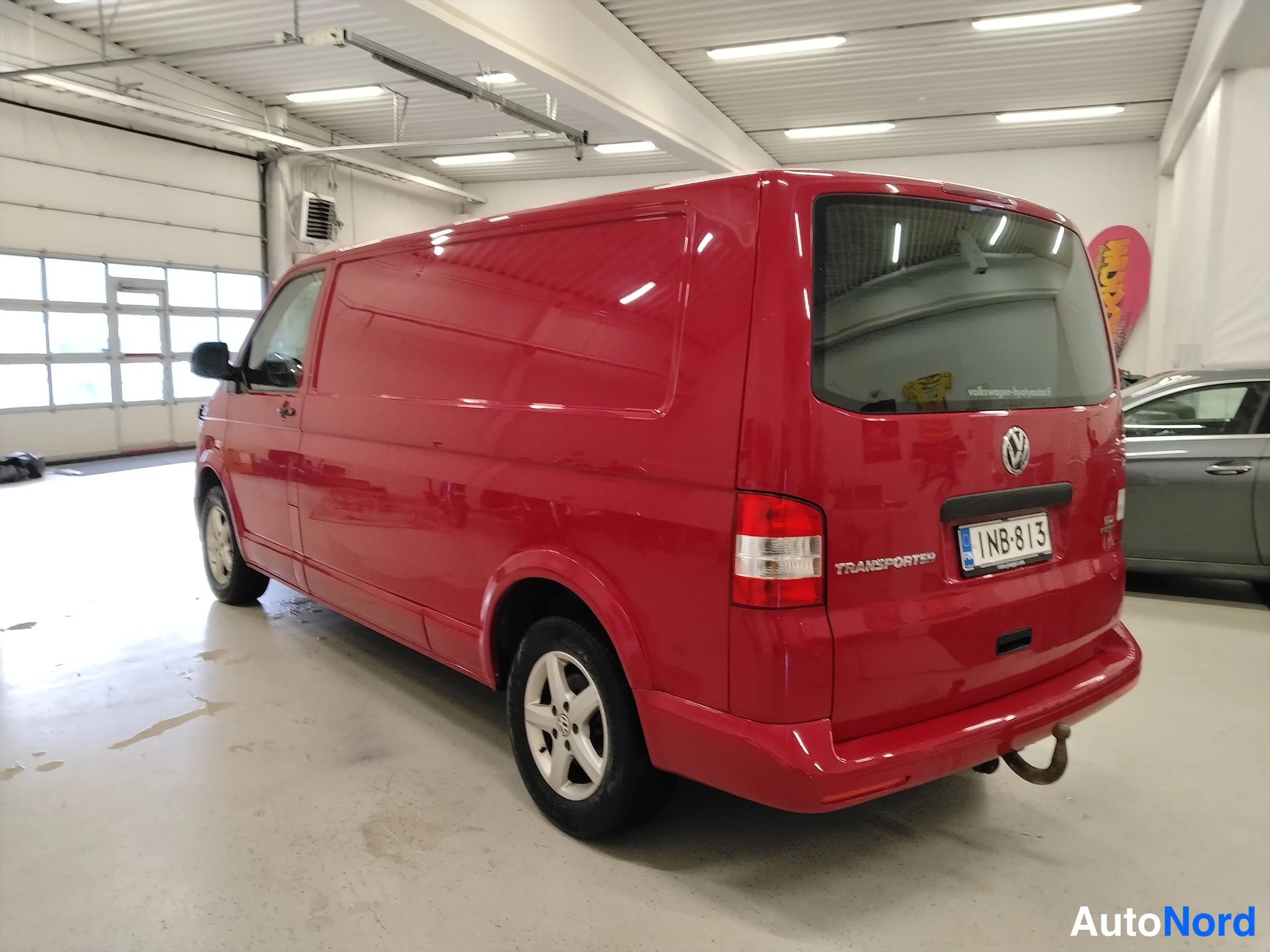 Punainen Volkswagen Transporter 2015, takaviisto, kuva 7