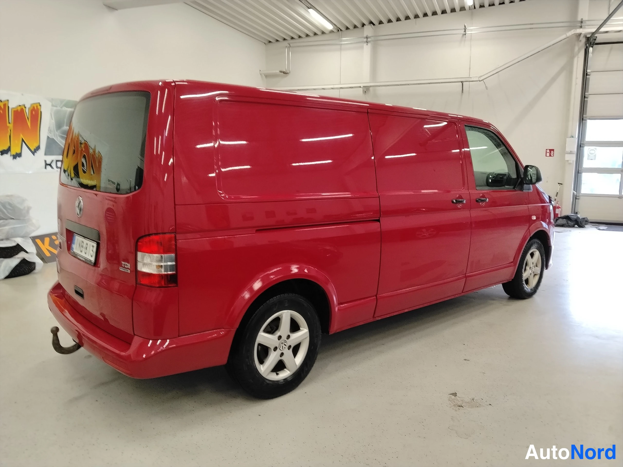 Punainen Volkswagen Transporter 2015, takaviisto, kuva 8