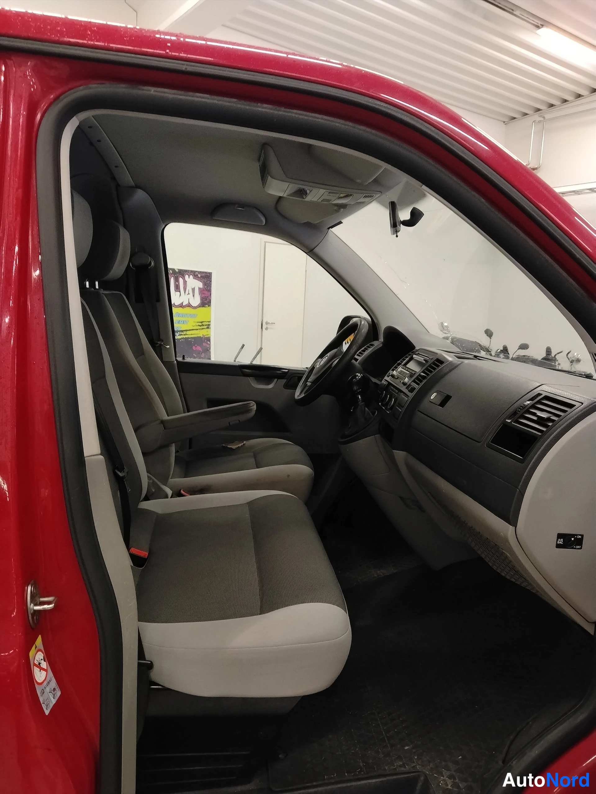 Punainen Volkswagen Transporter 2015, ohjaamo, kuva 14