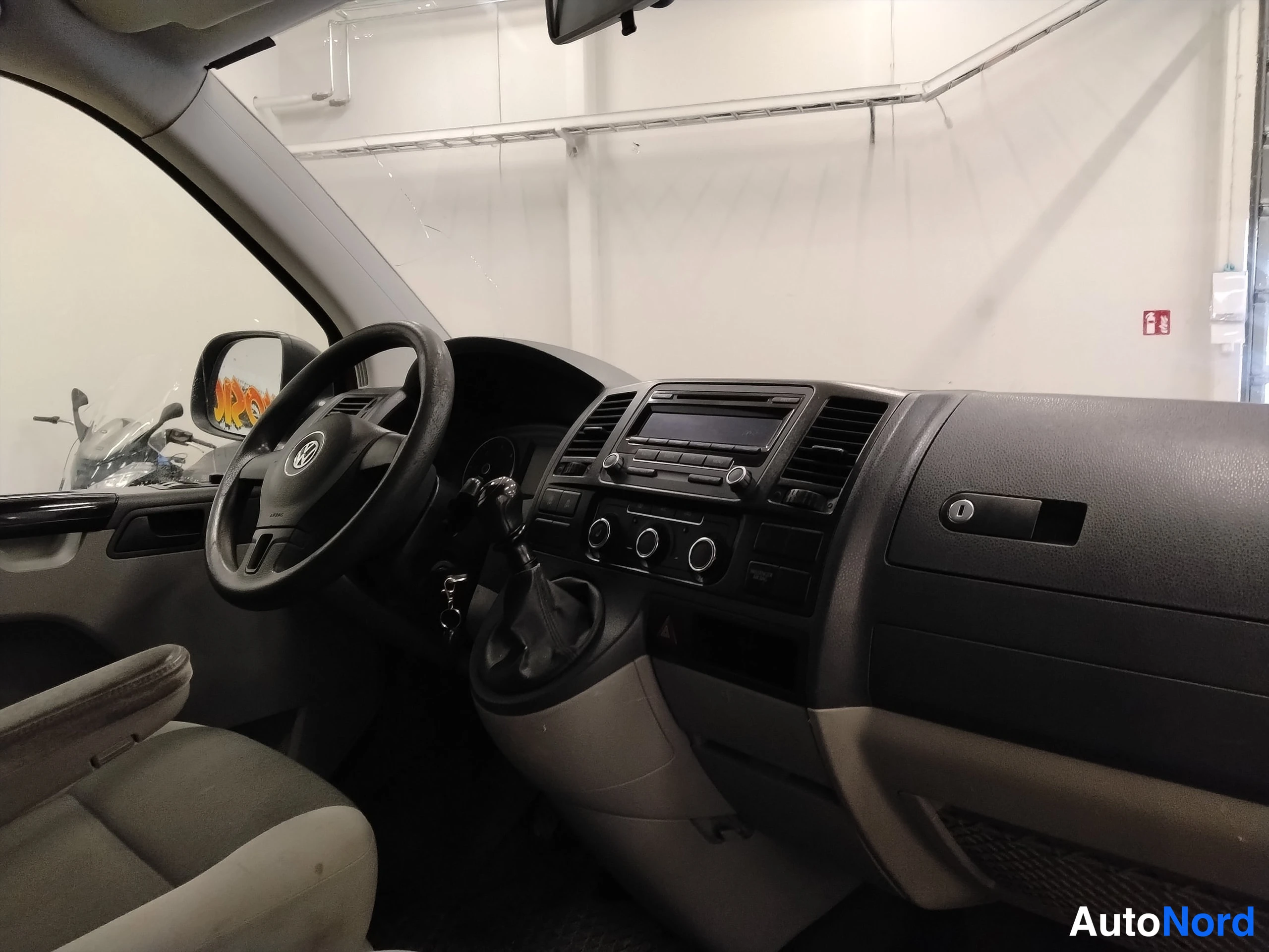 Punainen Volkswagen Transporter 2015, ohjaamo, kuva 15
