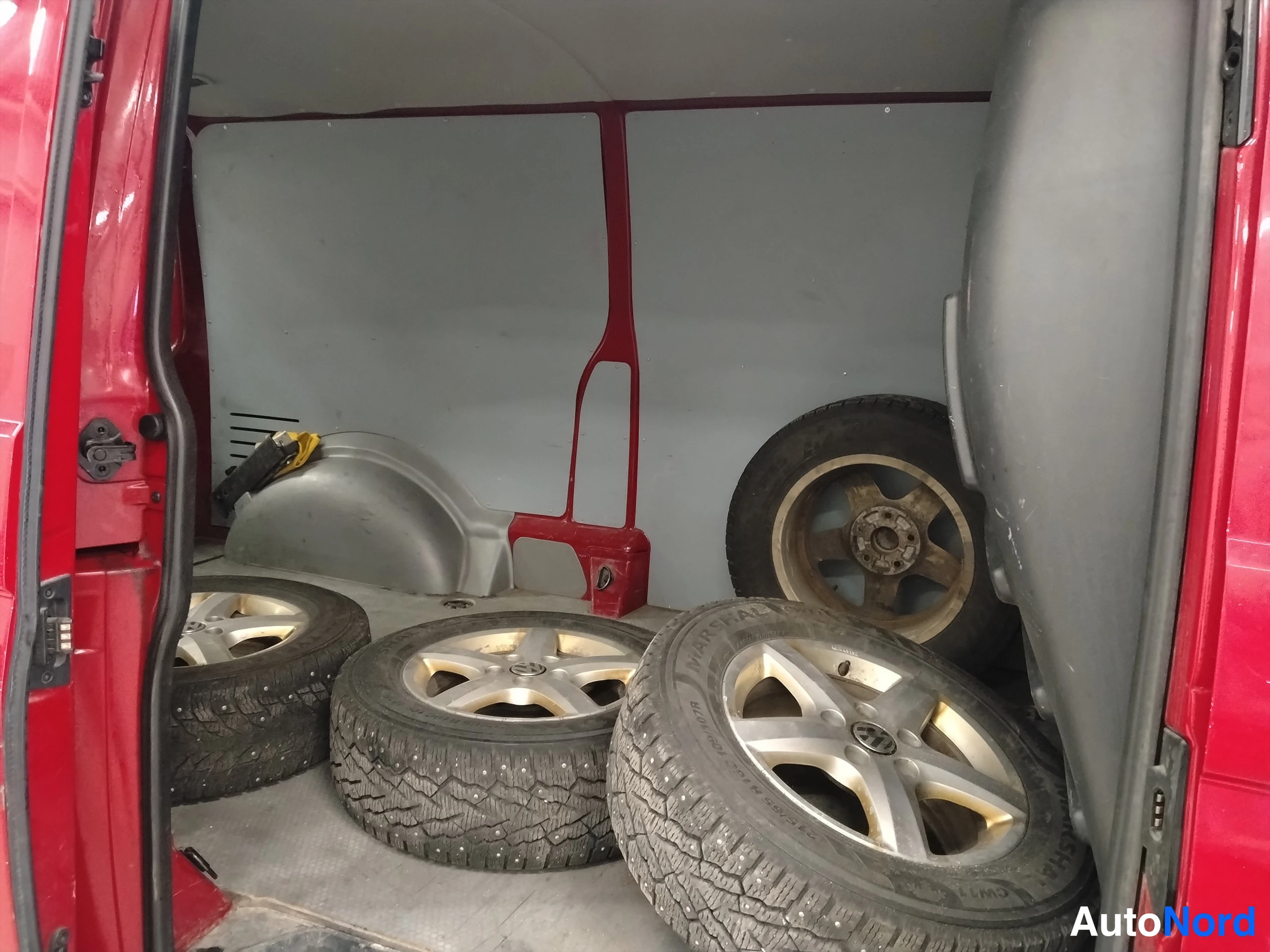 Punainen Volkswagen Transporter 2015, tavaratila, kuva 18