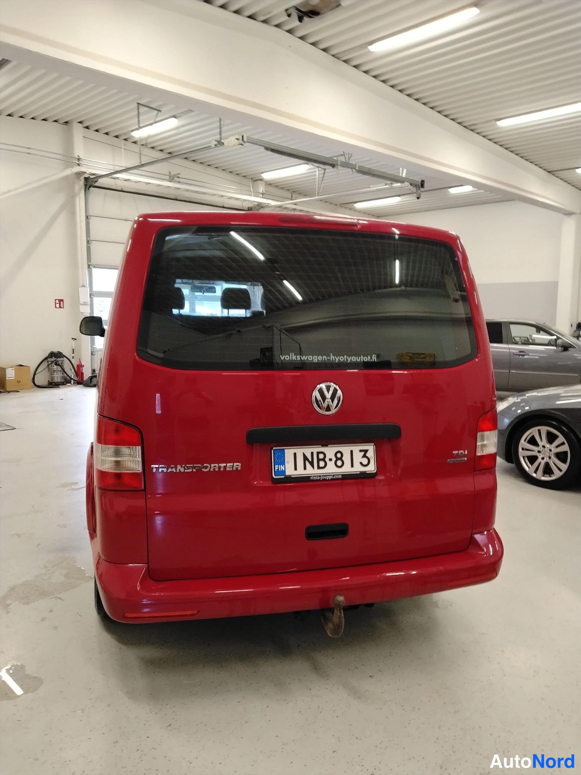 Punainen Volkswagen Transporter 2015, takaa, kuva 11