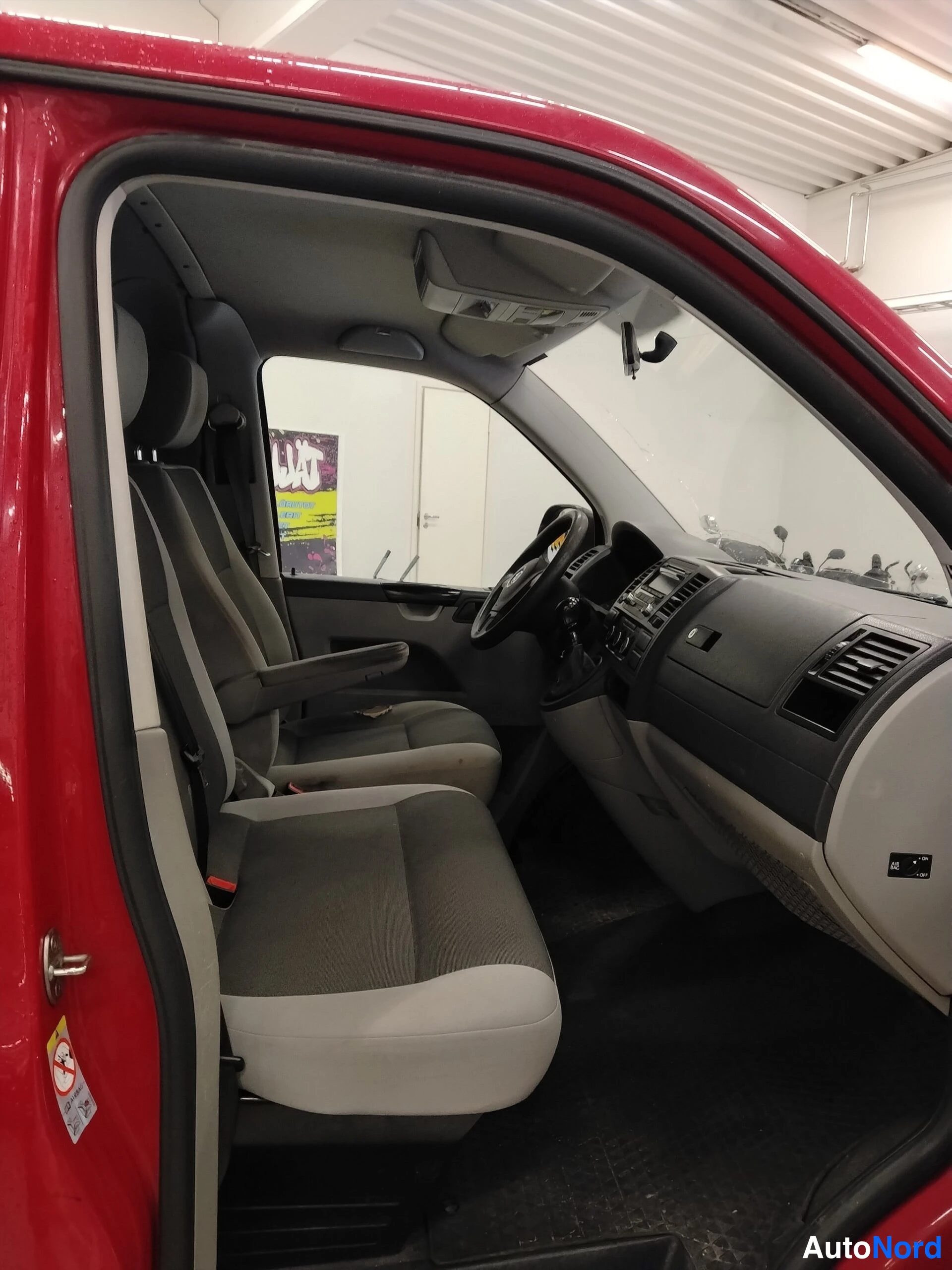 Punainen Volkswagen Transporter 2015, etuistuimet, kuva 16