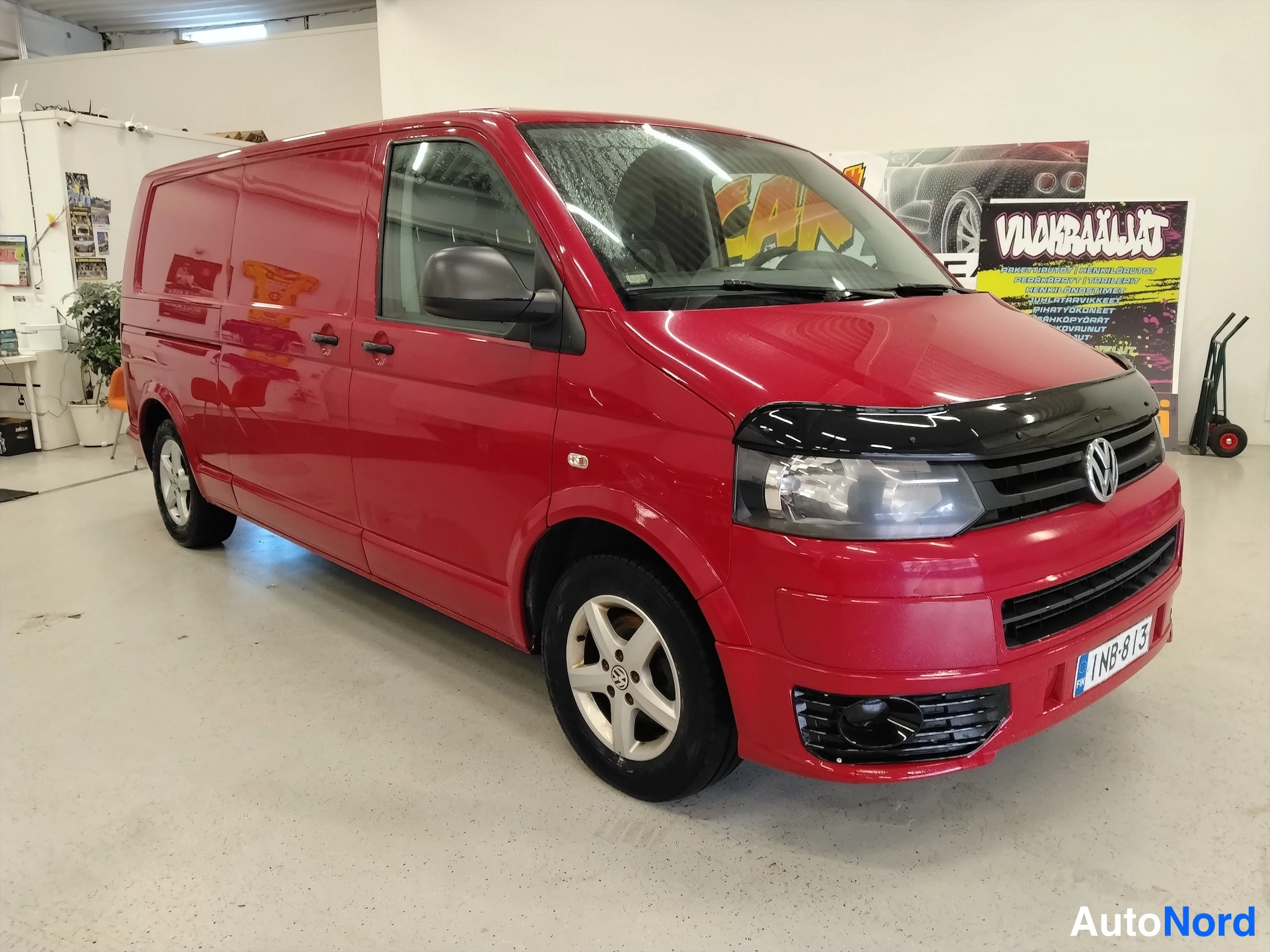 Punainen Volkswagen Transporter 2015, etuviisto, keula oikealle, kuva 4