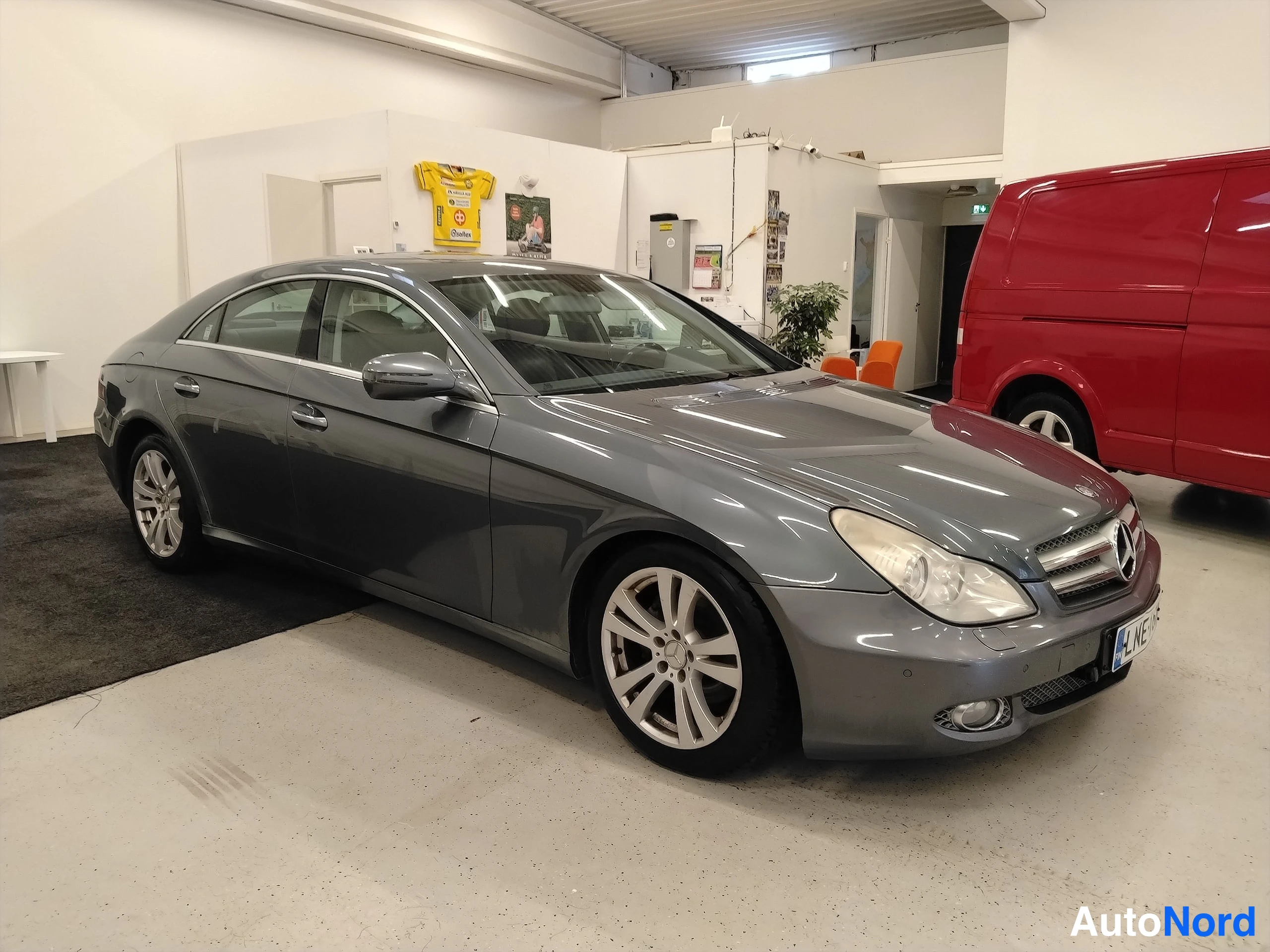 Harmaa Mercedes-Benz CLS 2008, etuviisto, keula oikealle, kuva 4