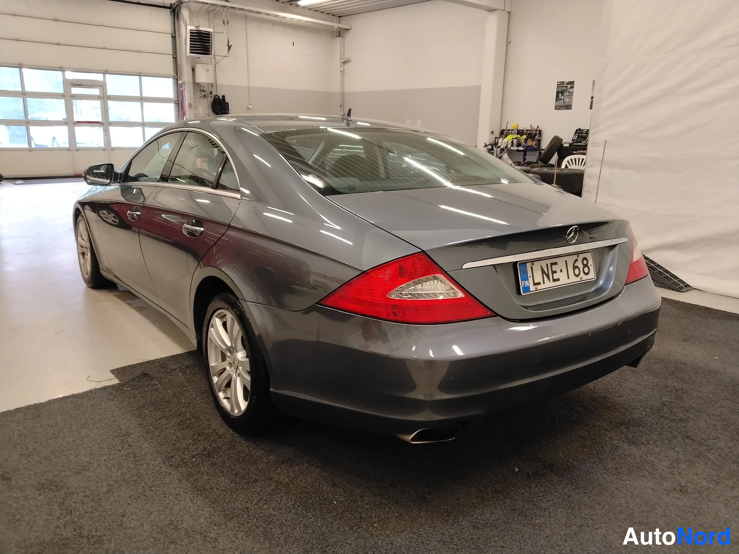 Harmaa Mercedes-Benz CLS 2008, takaviisto, kuva 11