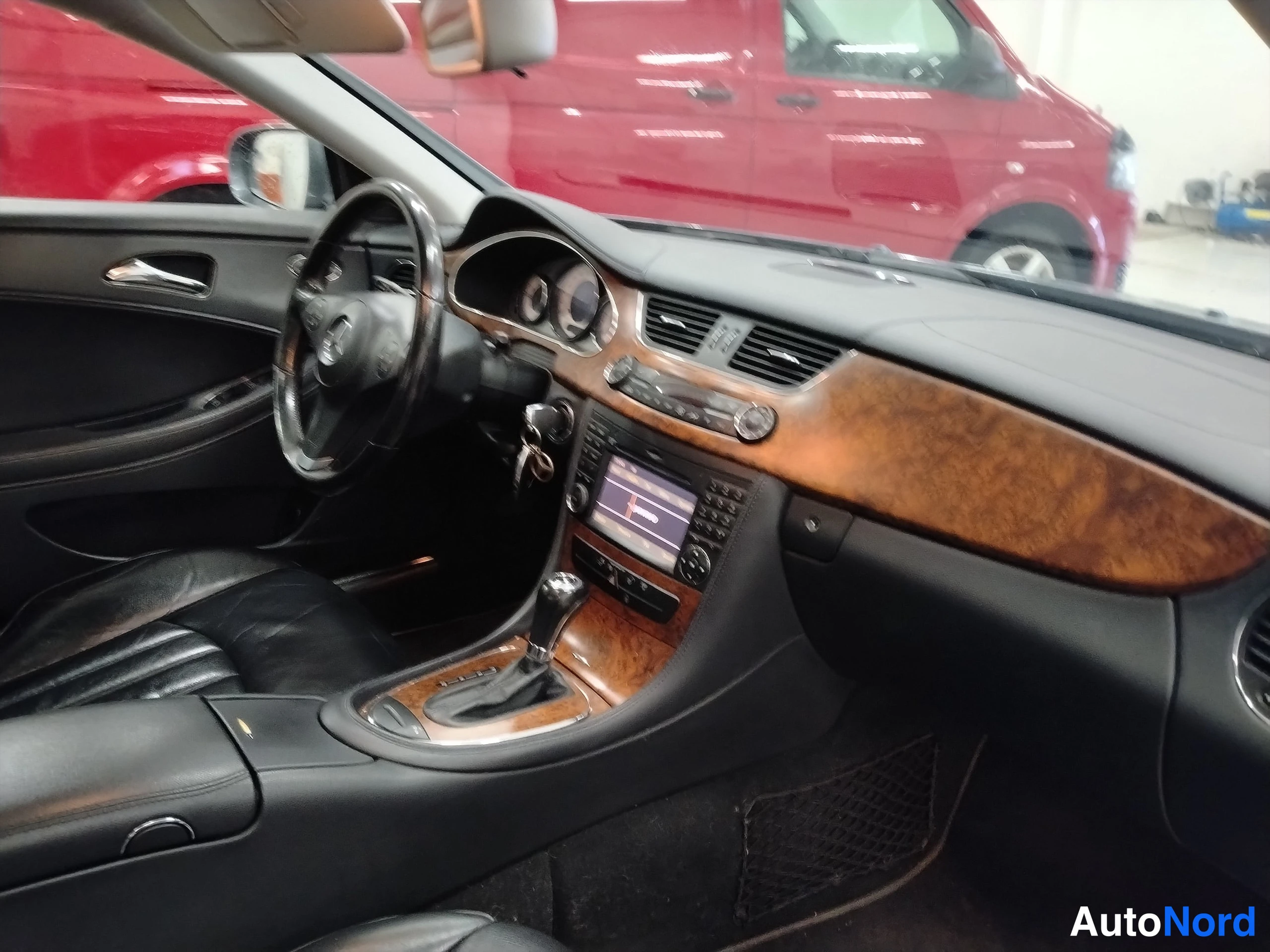 Harmaa Mercedes-Benz CLS 2008, ohjaamo, kuva 19