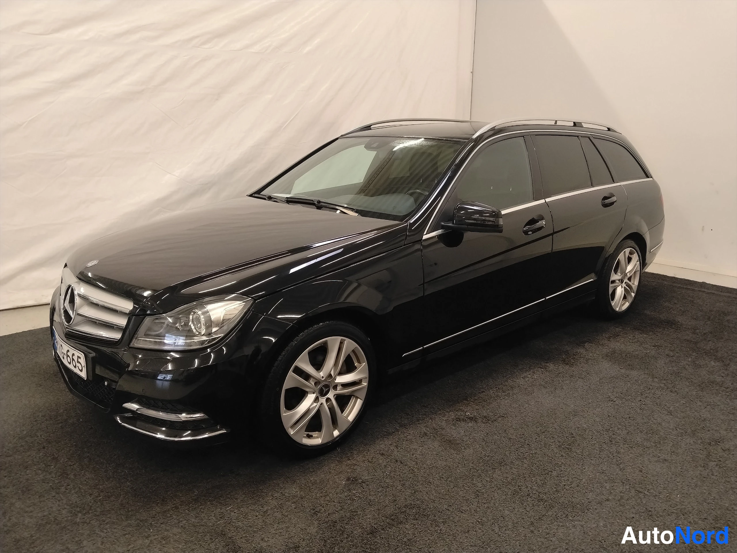 Musta Mercedes-Benz C 2013, etuviisto, keula vasemmalle, kuva 2