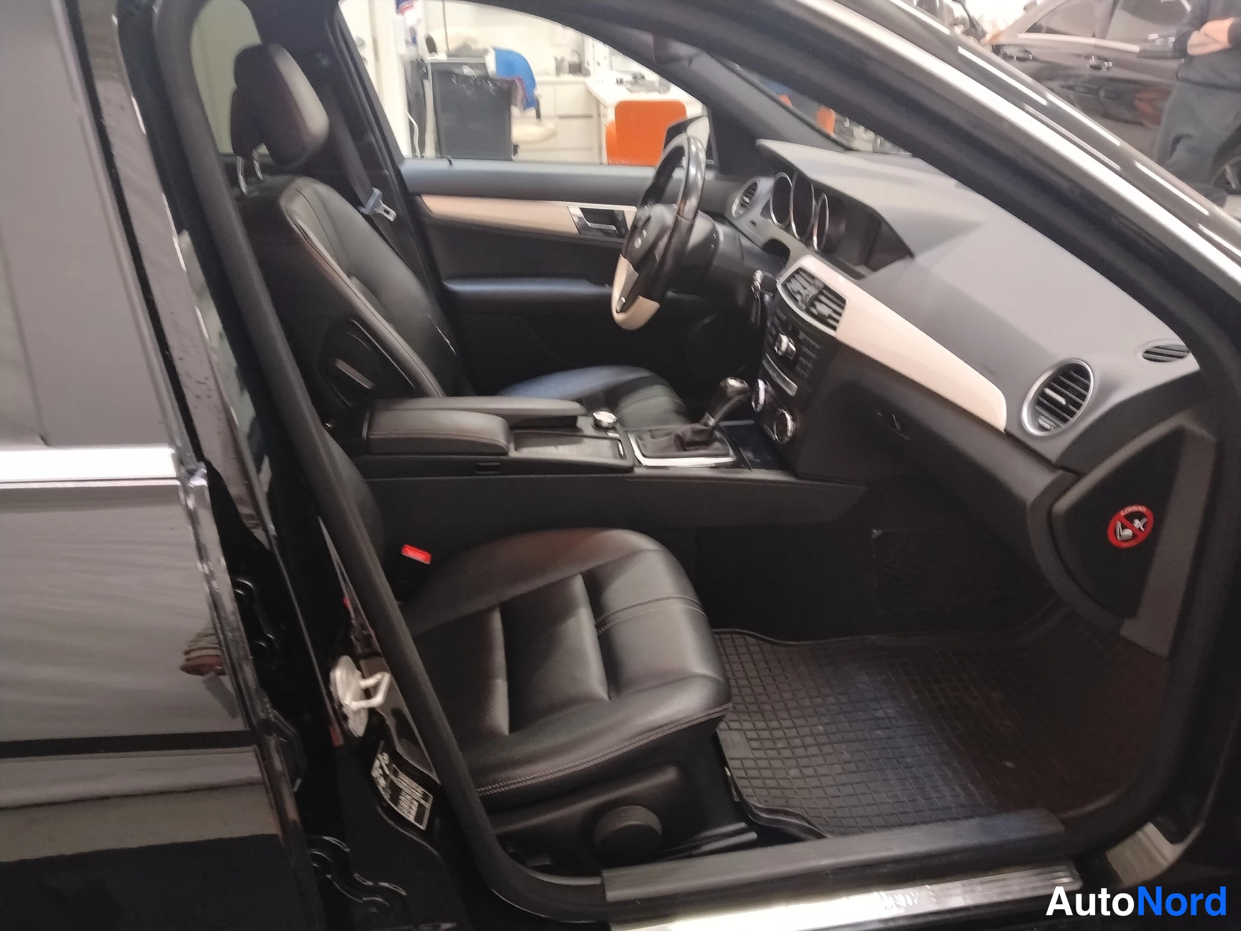 Musta Mercedes-Benz C 2013, ohjaamo, kuva 14