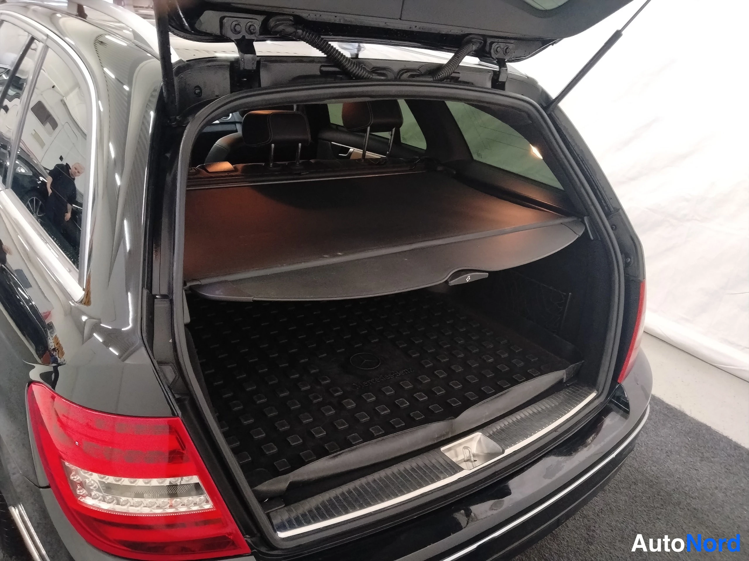 Musta Mercedes-Benz C 2013, tavaratila, kuva 22