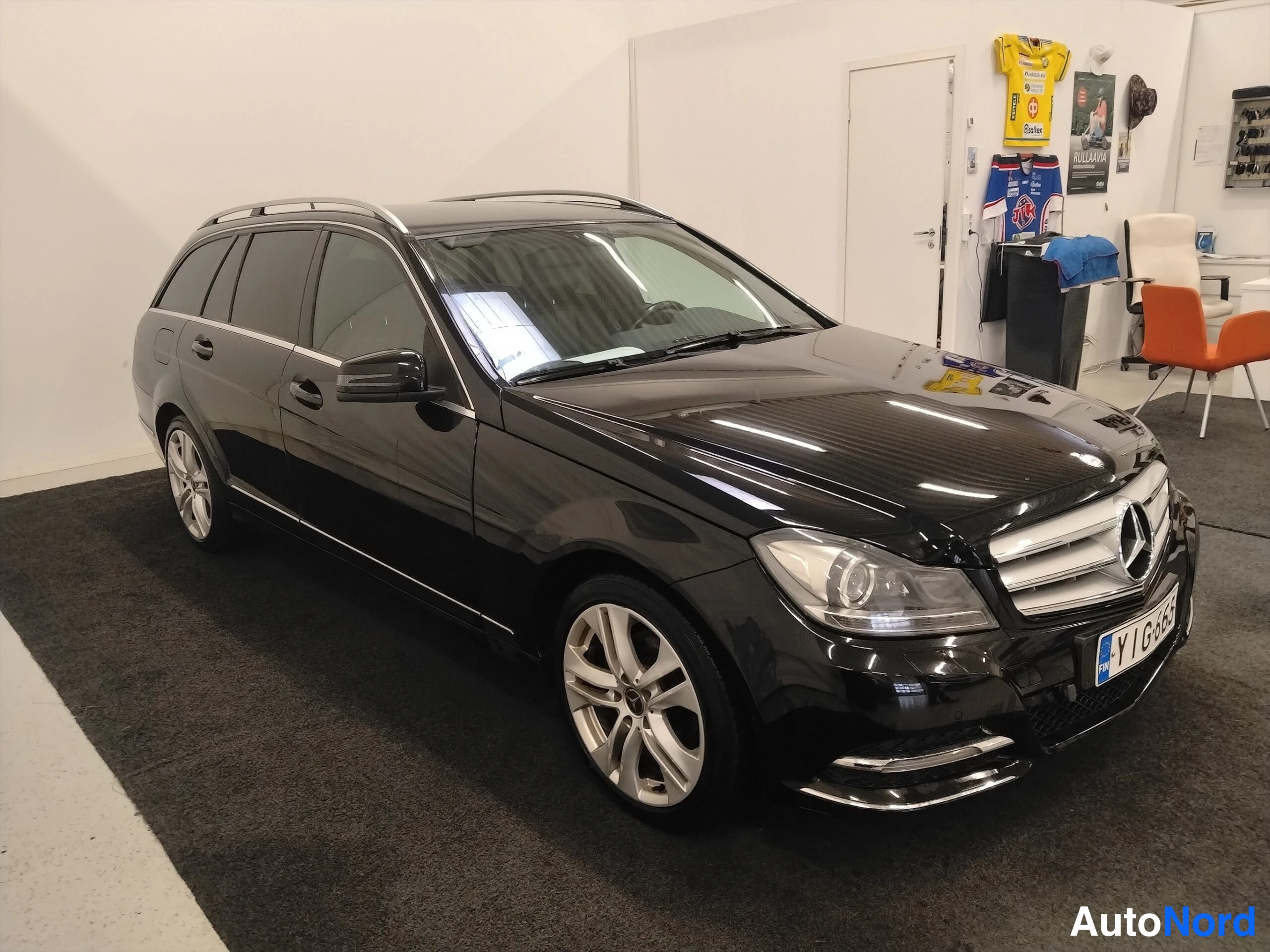 Musta Mercedes-Benz C 2013, etuviisto, keula oikealle, kuva 4
