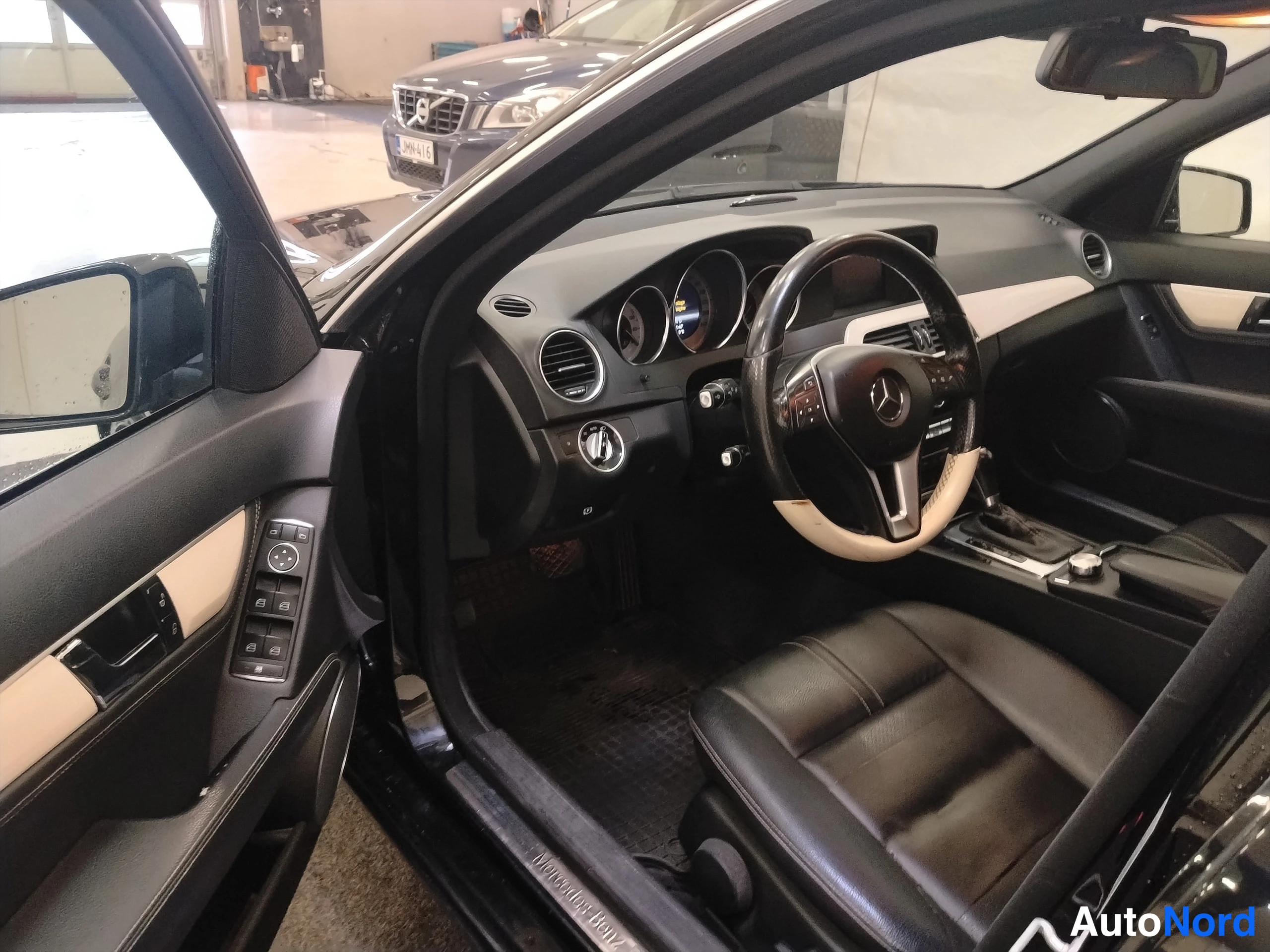 Musta Mercedes-Benz C 2013, ohjaamo, kuva 16