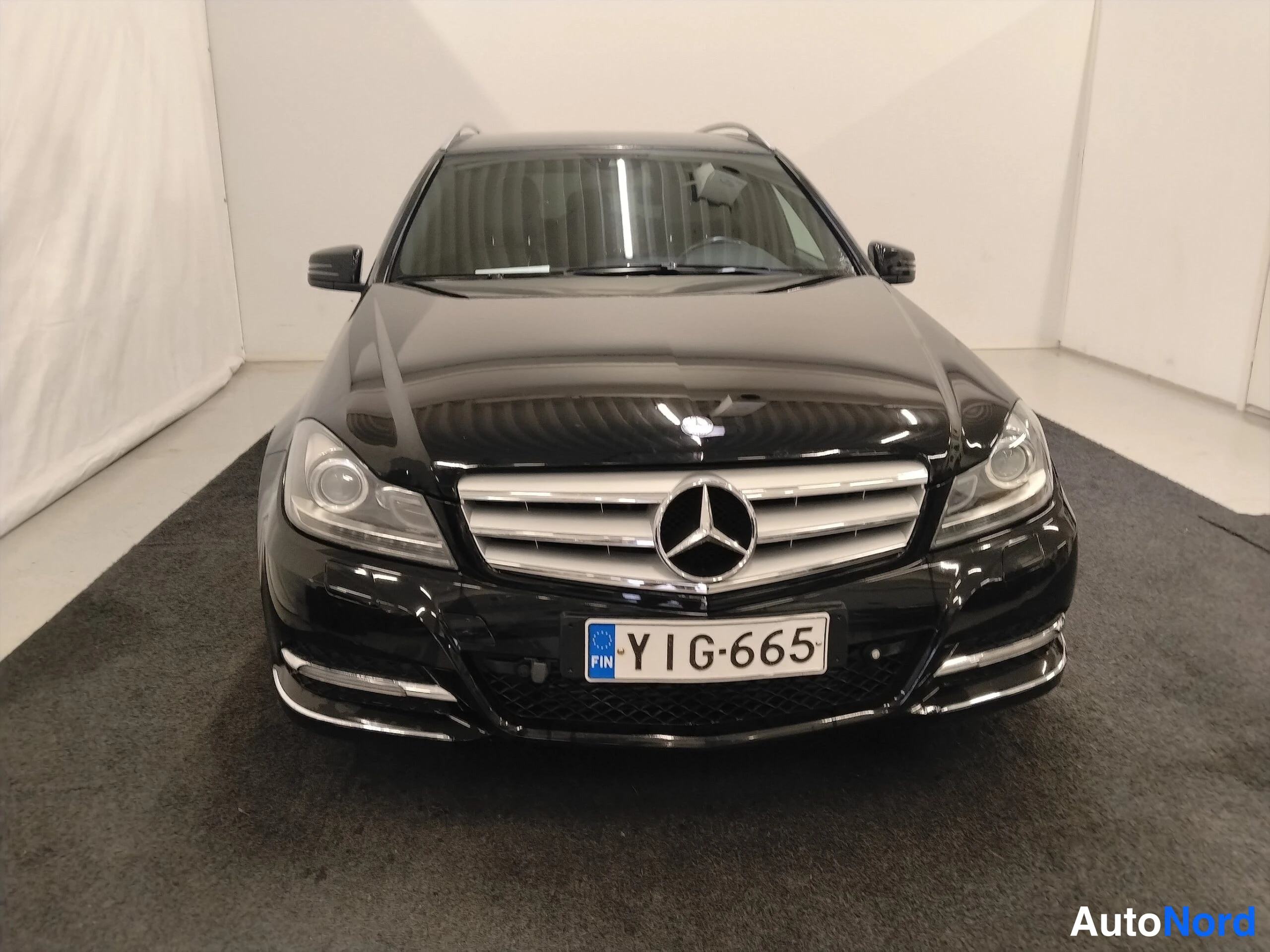 Musta Mercedes-Benz C 2013, edestä, kuva 6