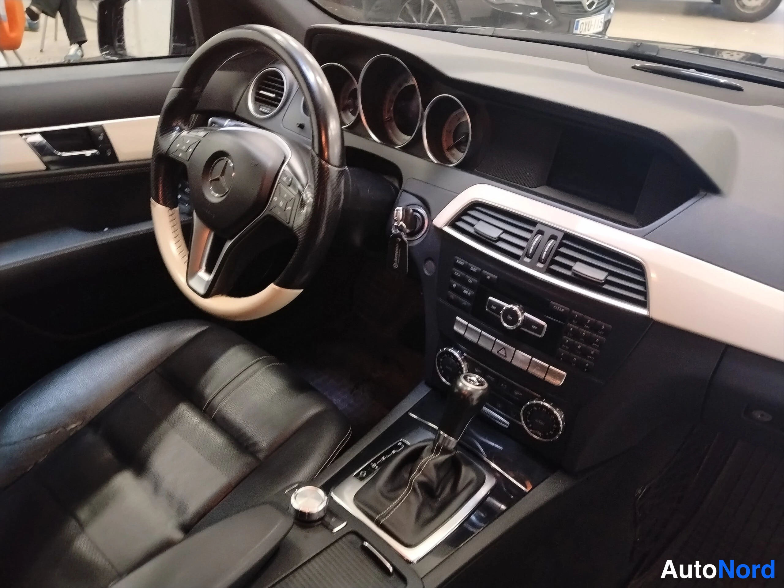 Musta Mercedes-Benz C 2013, ohjaamo, kuva 12