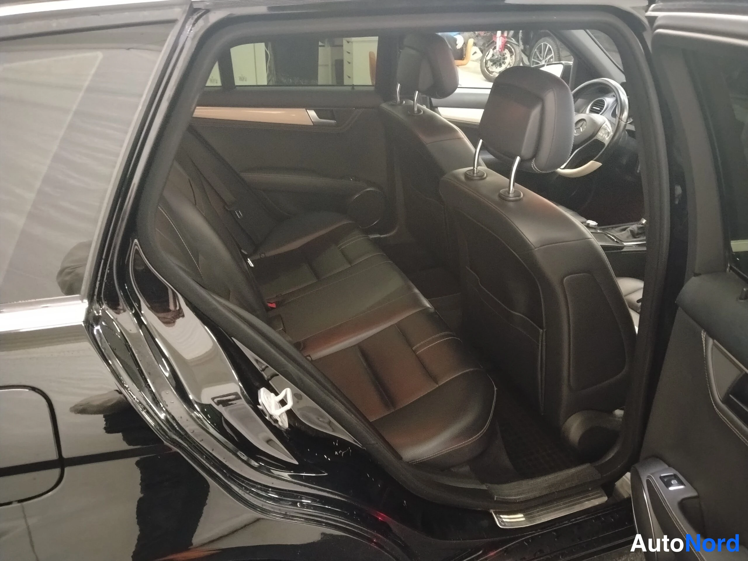 Musta Mercedes-Benz C 2013, takaistuimet, kuva 17
