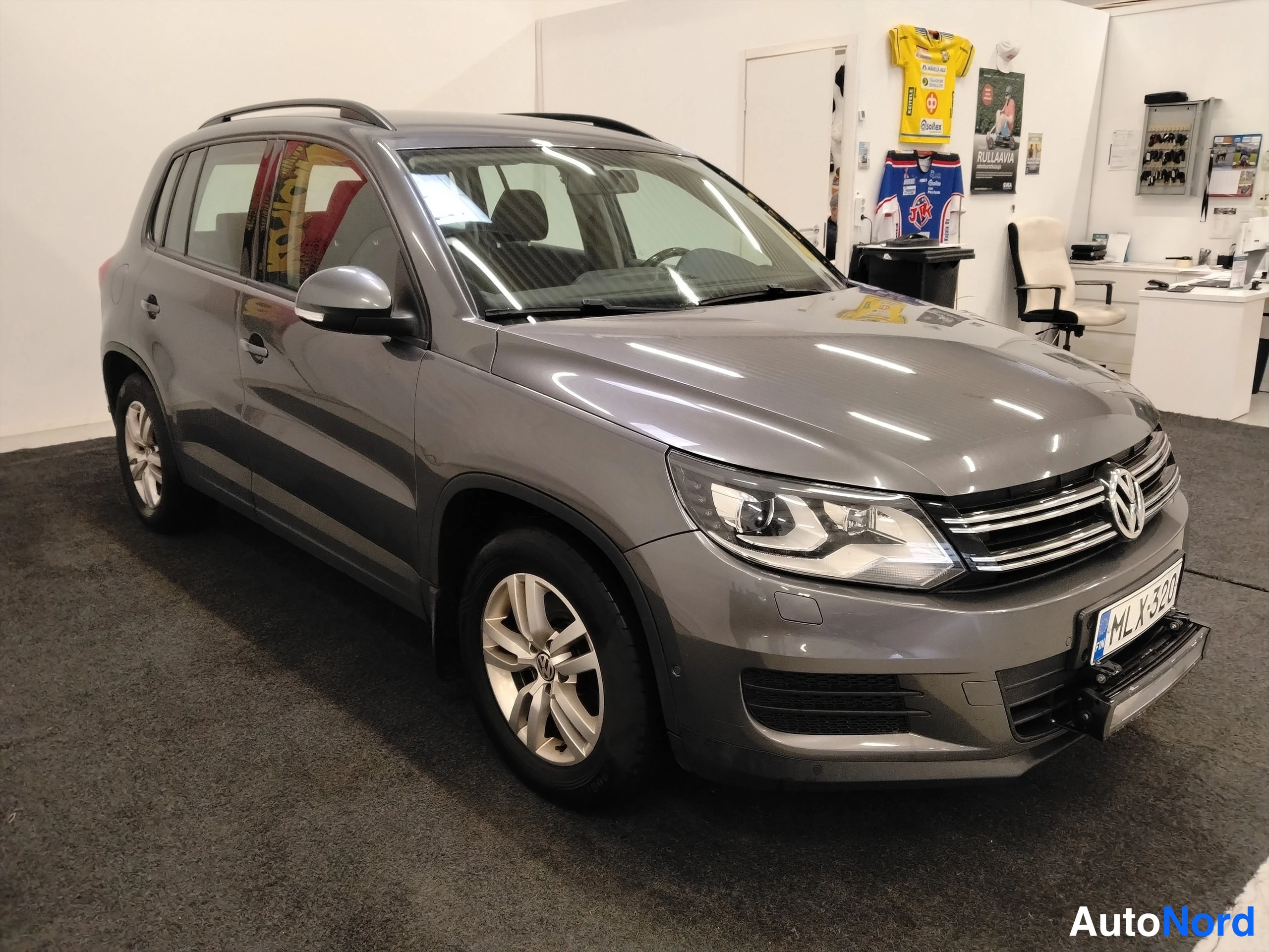 Harmaa Volkswagen Tiguan 2014, etuviisto, keula oikealle, kuva 4
