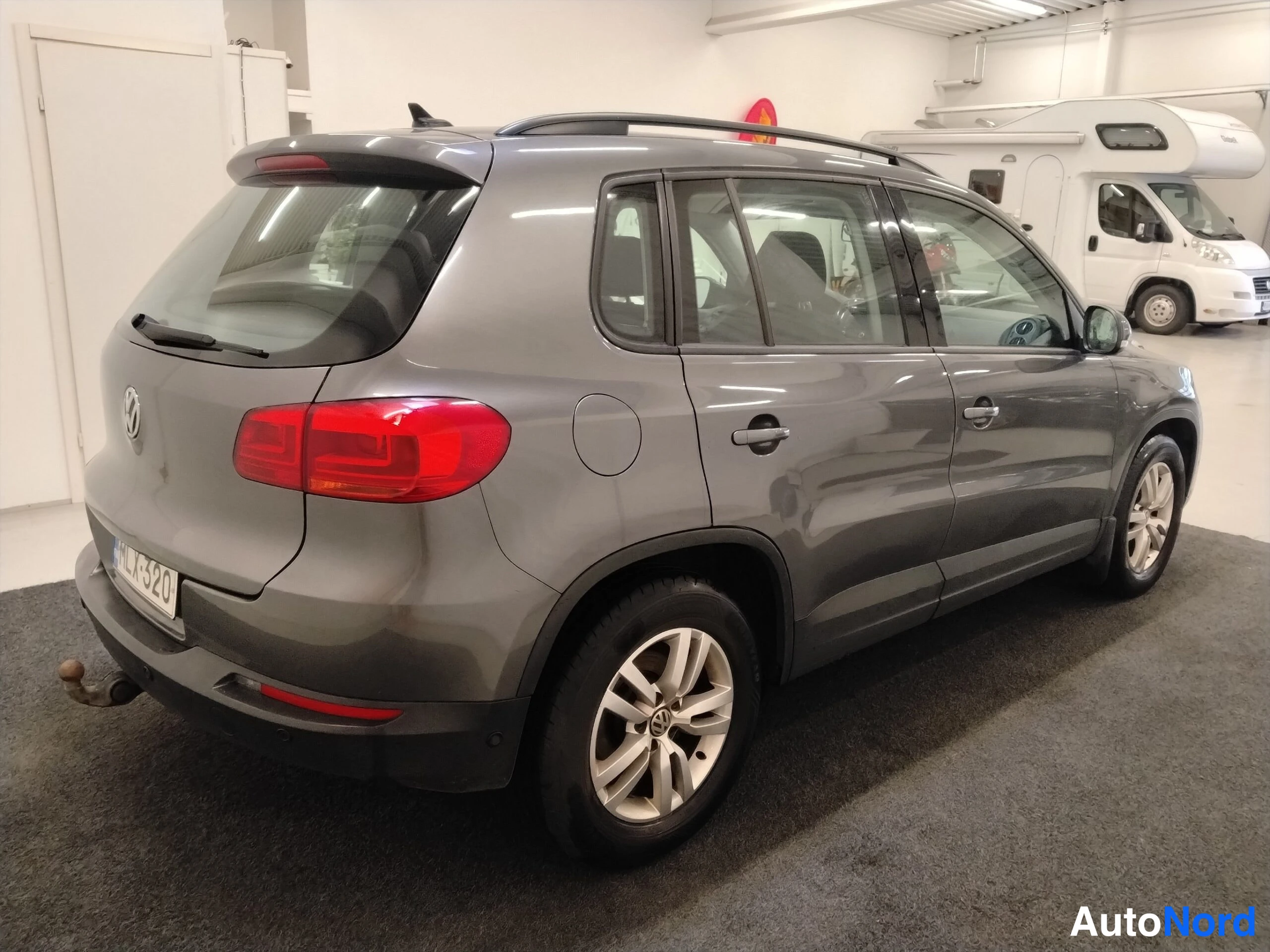 Harmaa Volkswagen Tiguan 2014, takaviisto, kuva 10