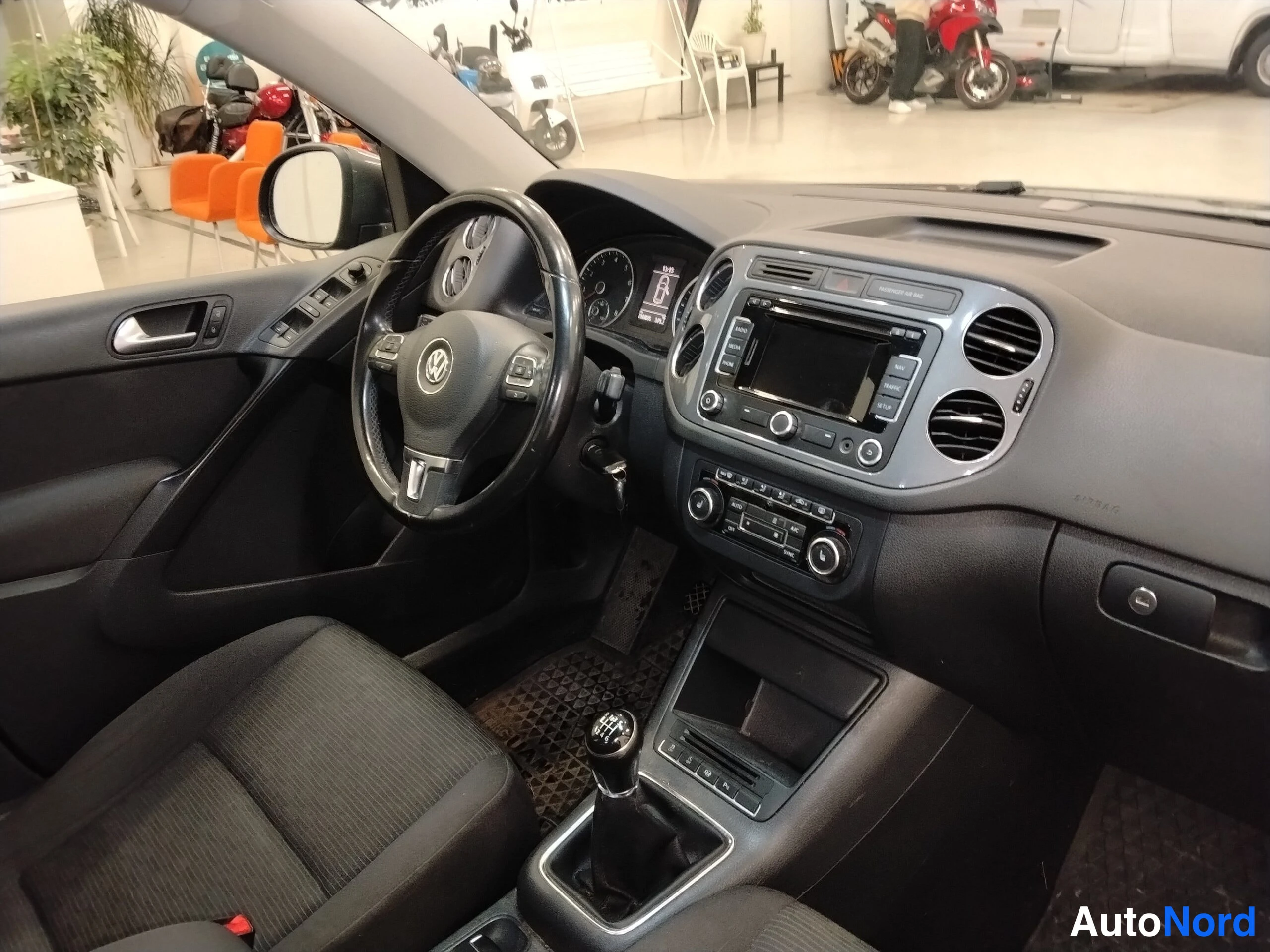 Harmaa Volkswagen Tiguan 2014, ohjaamo, kuva 12