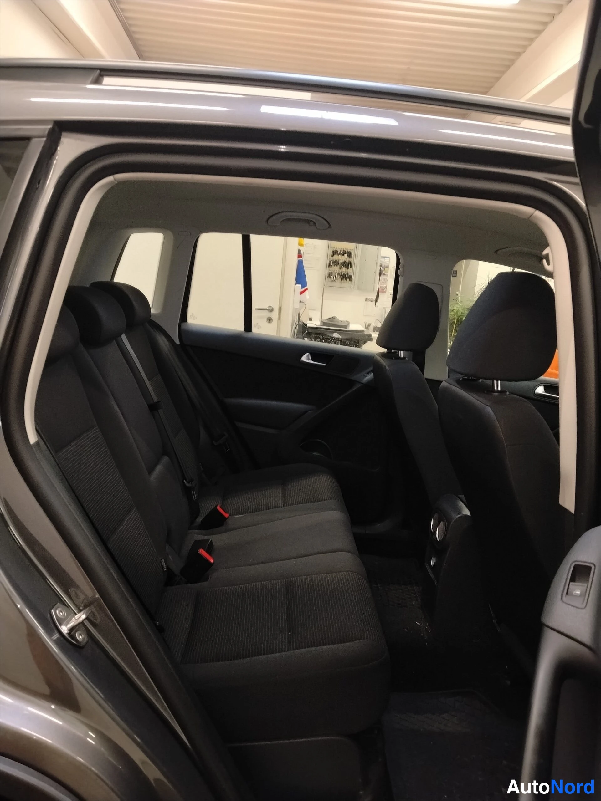Harmaa Volkswagen Tiguan 2014, takaistuimet, kuva 15