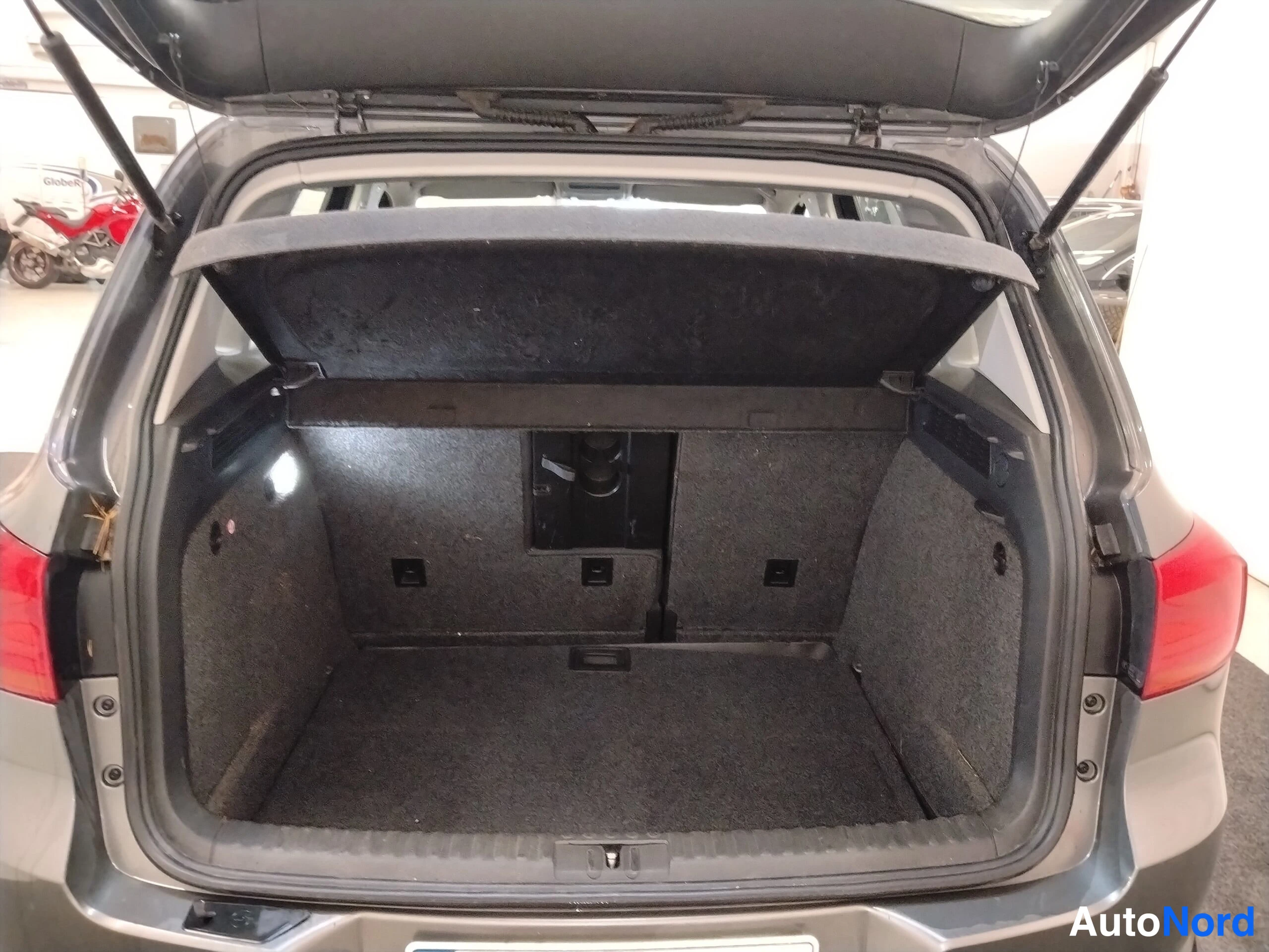 Harmaa Volkswagen Tiguan 2014, tavaratila, kuva 17